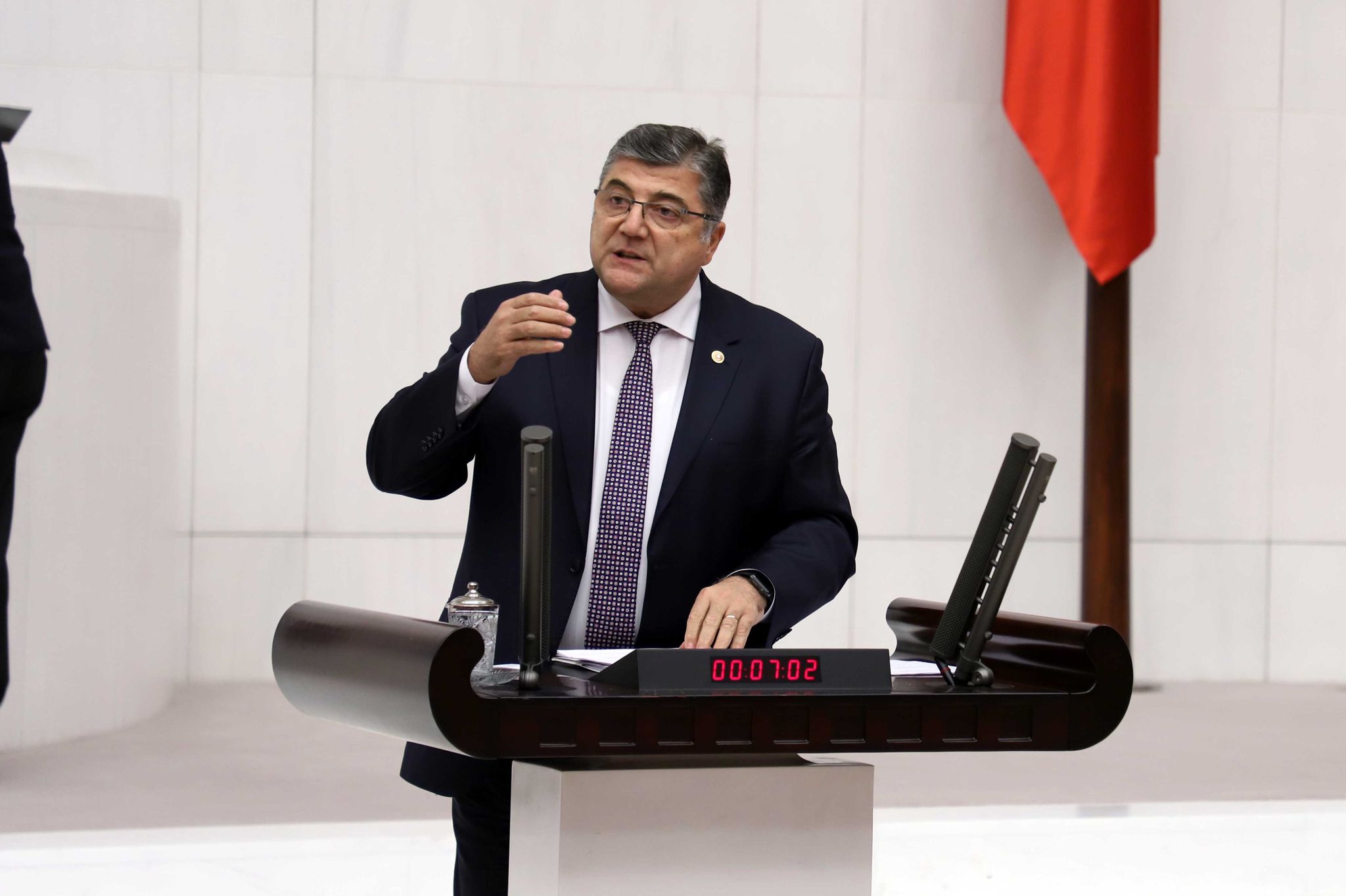 İzmir’in, kamu yatırımları noktasında röntgenini çeken CHP İzmir Milletvekili Kamil