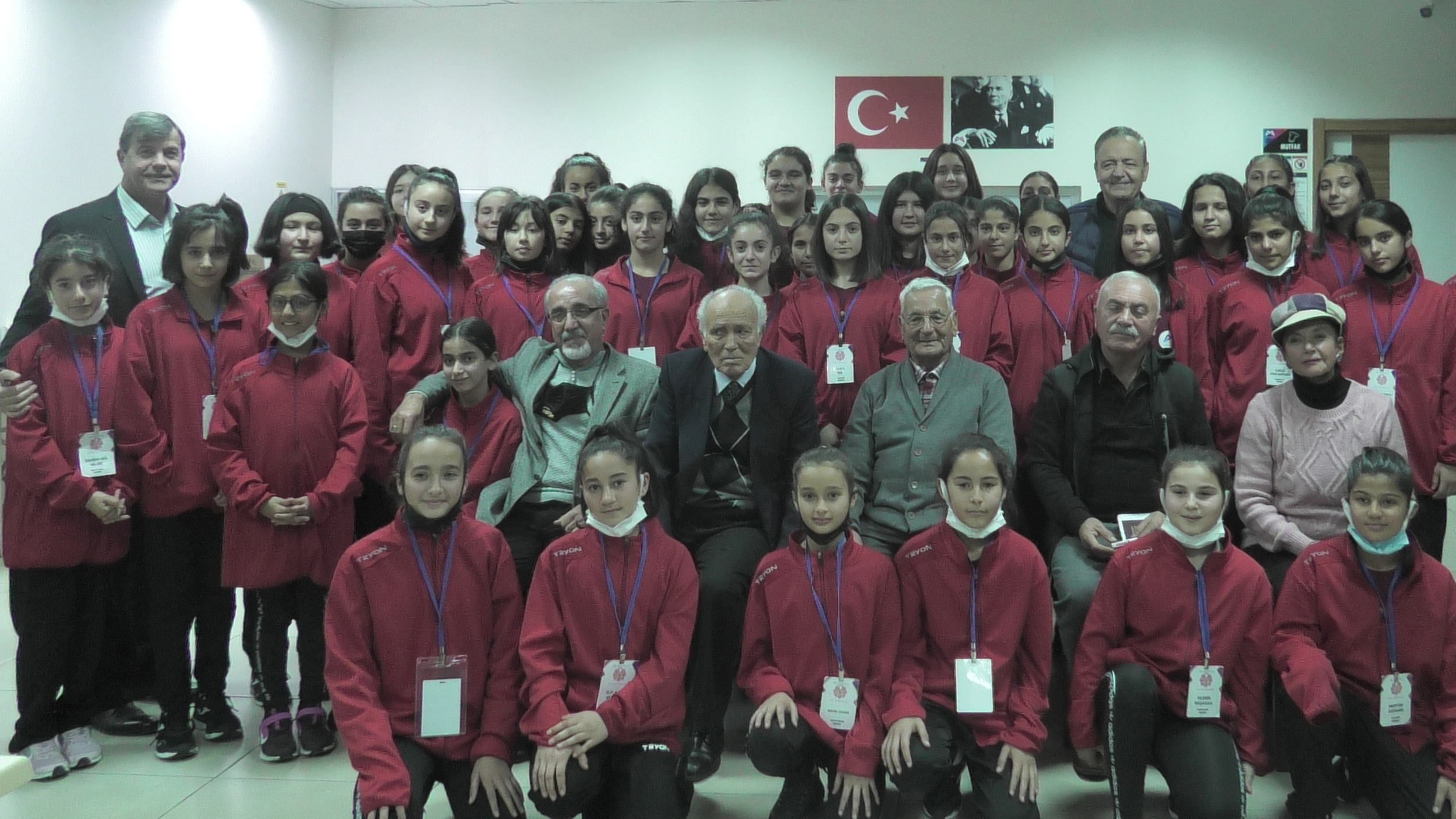 Mersin’in kırsal mahallerinde yaşamlarını sürdüren spor alanında yetenekli kız öğrencilerin