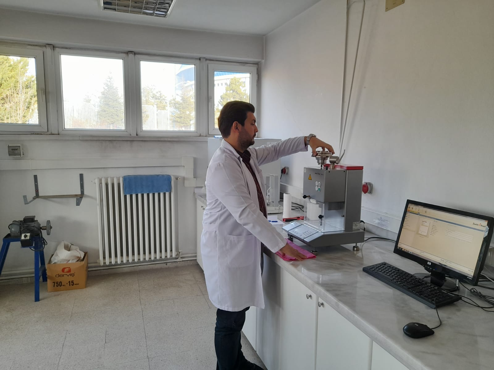 ASKİ YAPI KALİTE KONTROL LABORATUVARI TÜRKAK’A AKREDİTE OLUYOR Başkent’in içme suyunun uluslararası standartlara uygunluğunu denetleyen Çevre Laboratuvarı’nın