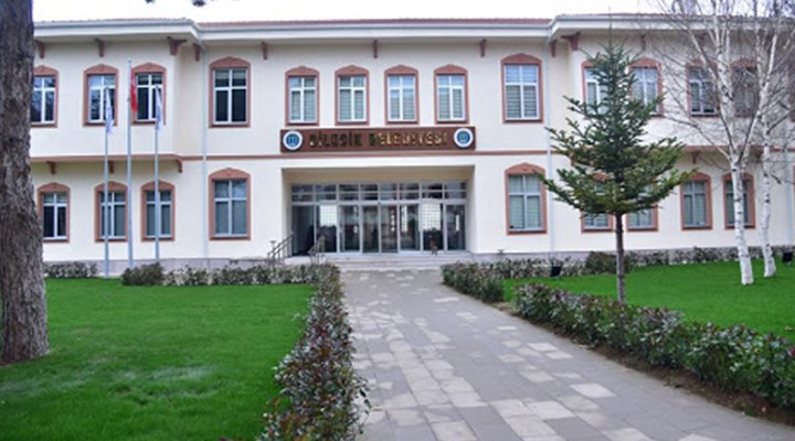 Bir müteahhitten Belediyedeki odasında 200 bin Dolar rüşvet alırken yakalandığı