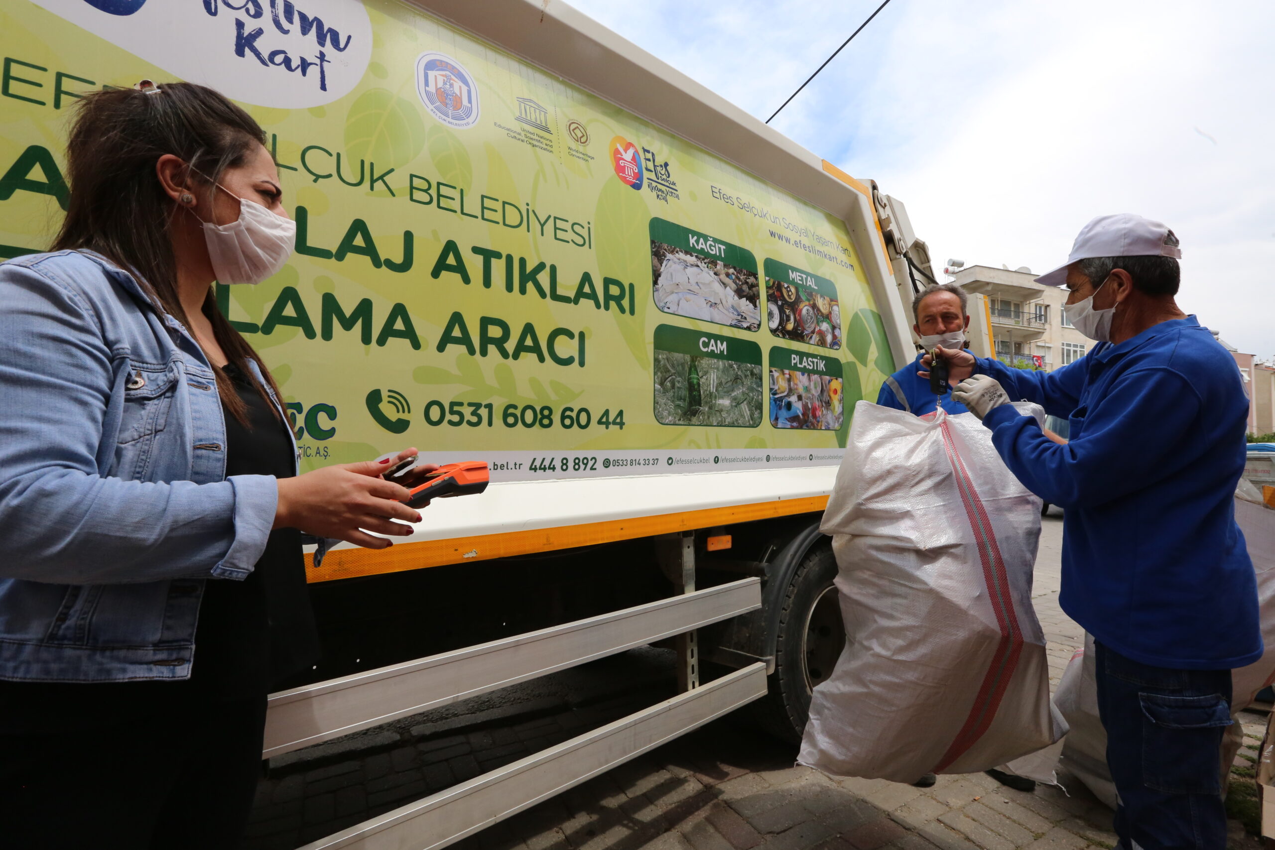Efes Selçuk Belediyesi’nin sosyal yaşam kartı Efeslim Kart’ın atık toplama