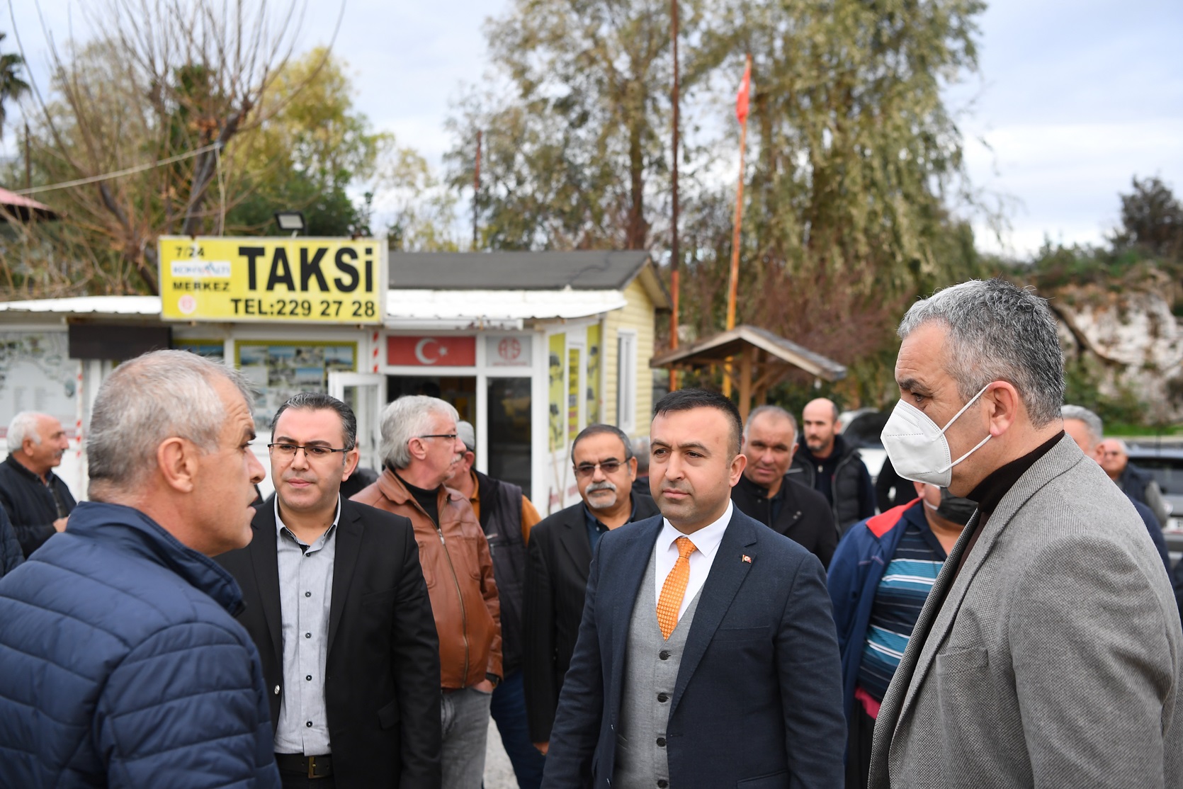 Merkez Taksi Durağı esnafı ile bir araya gelerek esnafın taleplerini