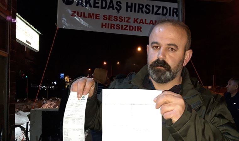 Adıyaman’da market işleten Erdal Serbaş, elektrik zammını protesto etmek için