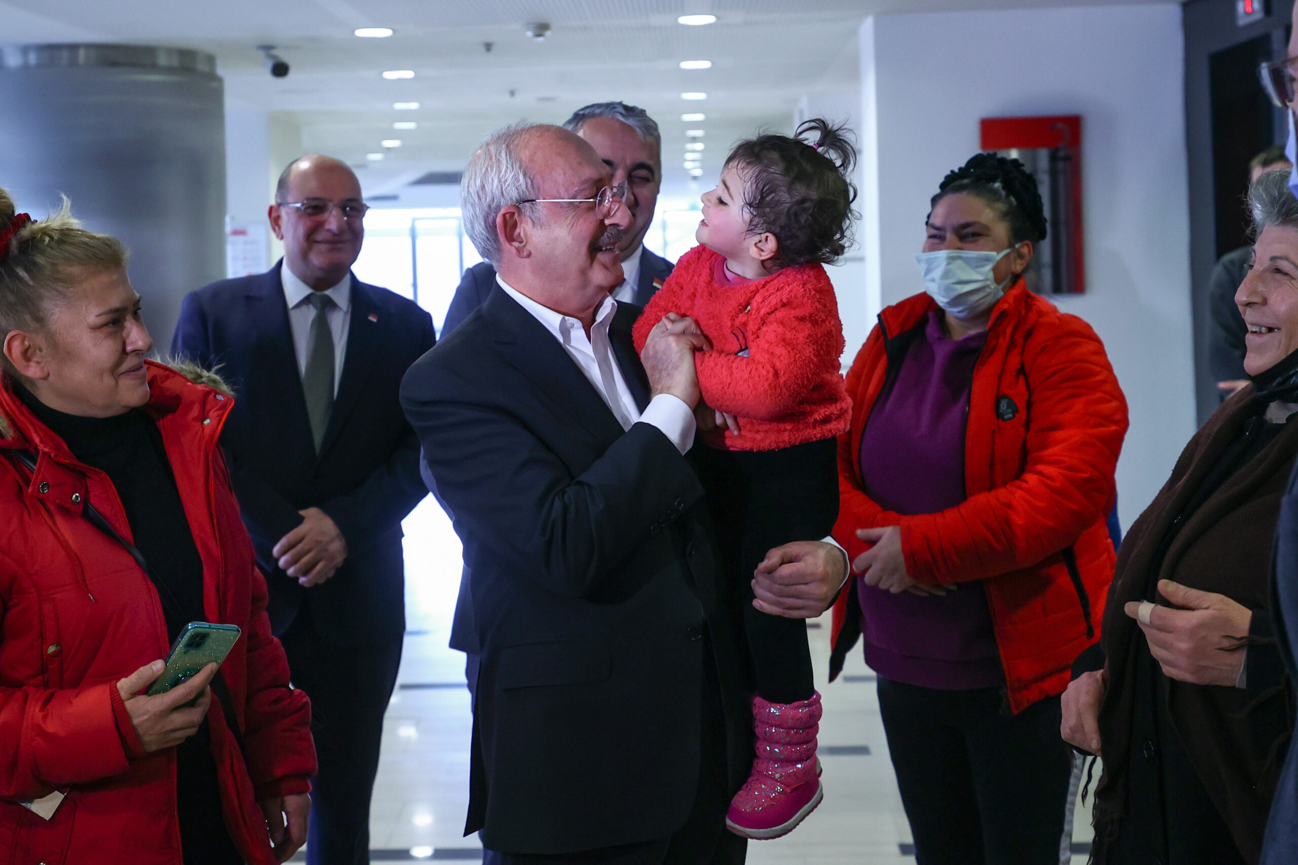 Cumhuriyet Halk Partisi Genel Başkanı Kemal Kılıçdaroğlu, hanenin yükünü taşıyan,
