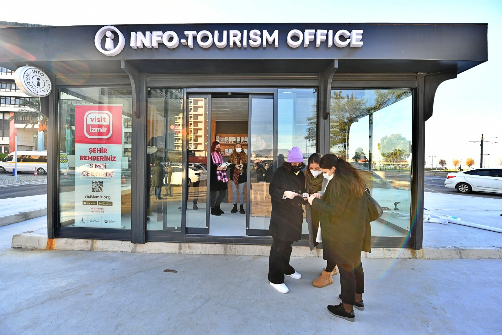 Konak’ta Turizm Bilgilendirme Ofisi hizmete girdi İzmir Büyükşehir Belediye Başkanı Tunç Soyer’in İzmir’i bir dünya kentine
