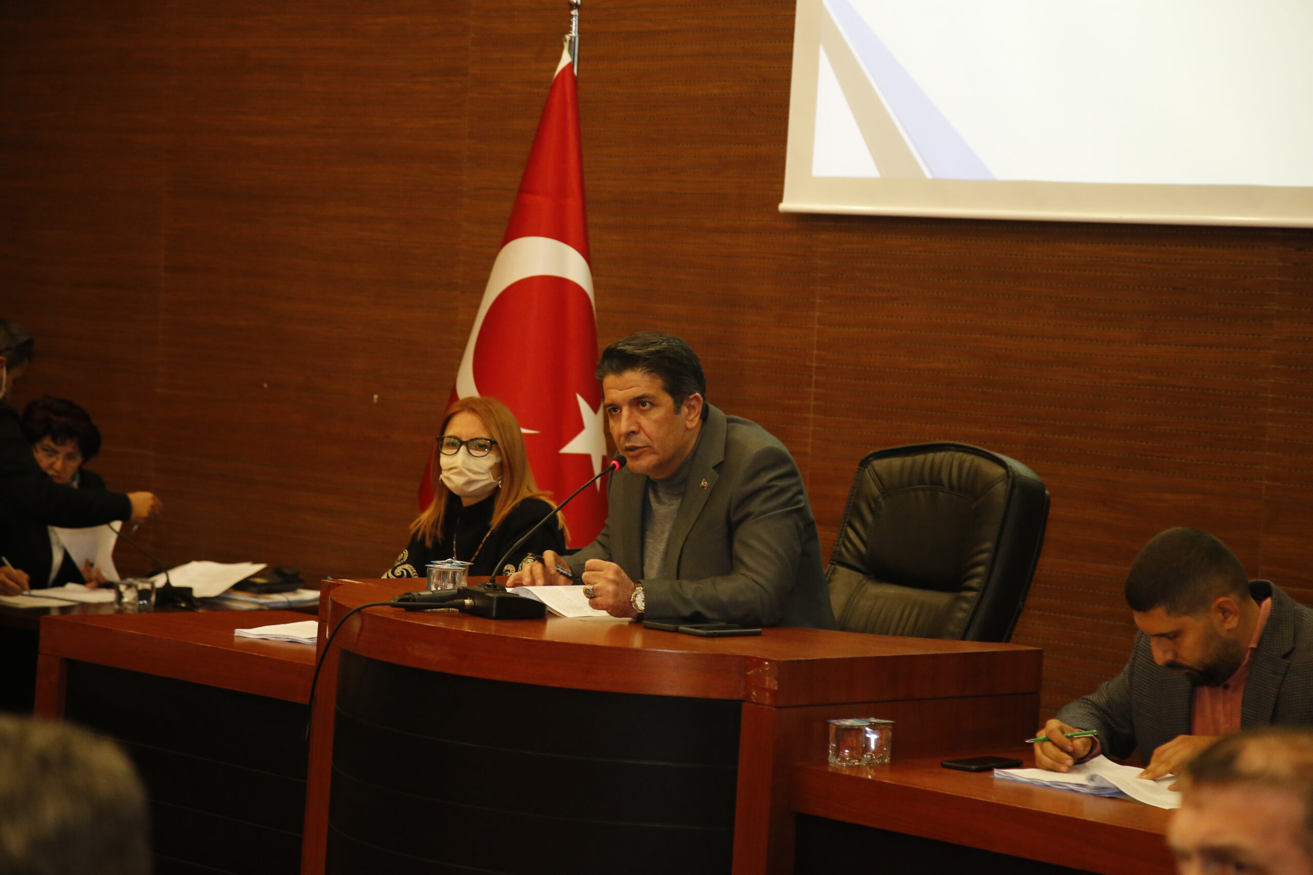 Döşemealtı Belediyesi Şubat Ayı Meclisi’nde Ek Bütçe oylamasında gerginlik yaşandı.