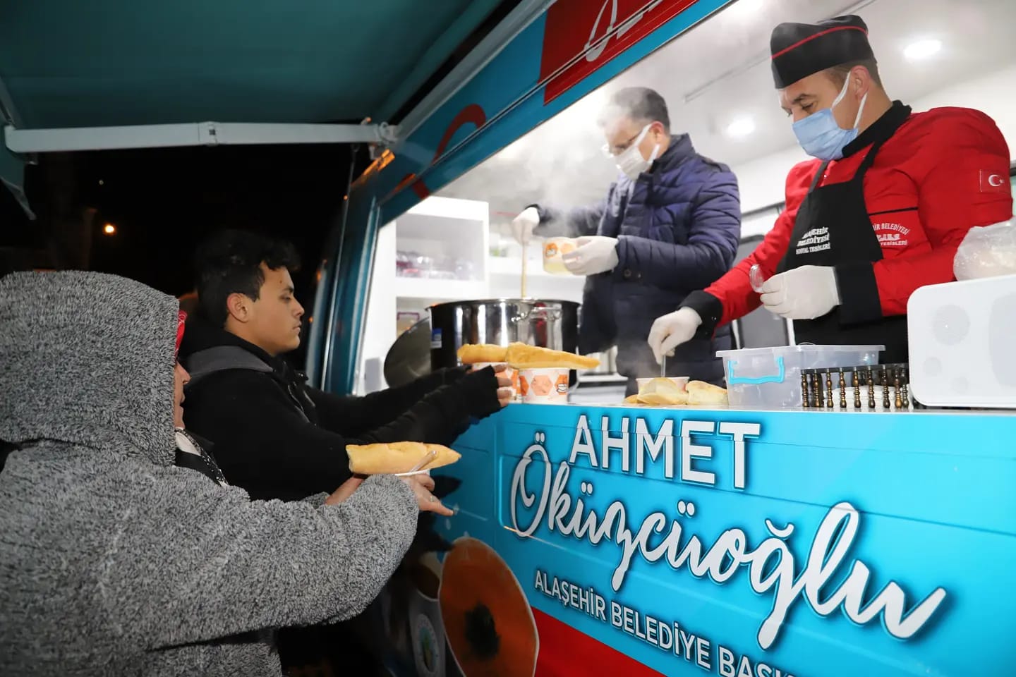 Alaşehir’de Eski Araç İkram Aracına Dönüştü Alaşehir Belediyesi tasarruf tedbirleri kapsamında, eski bir minibüsü ikram aracına