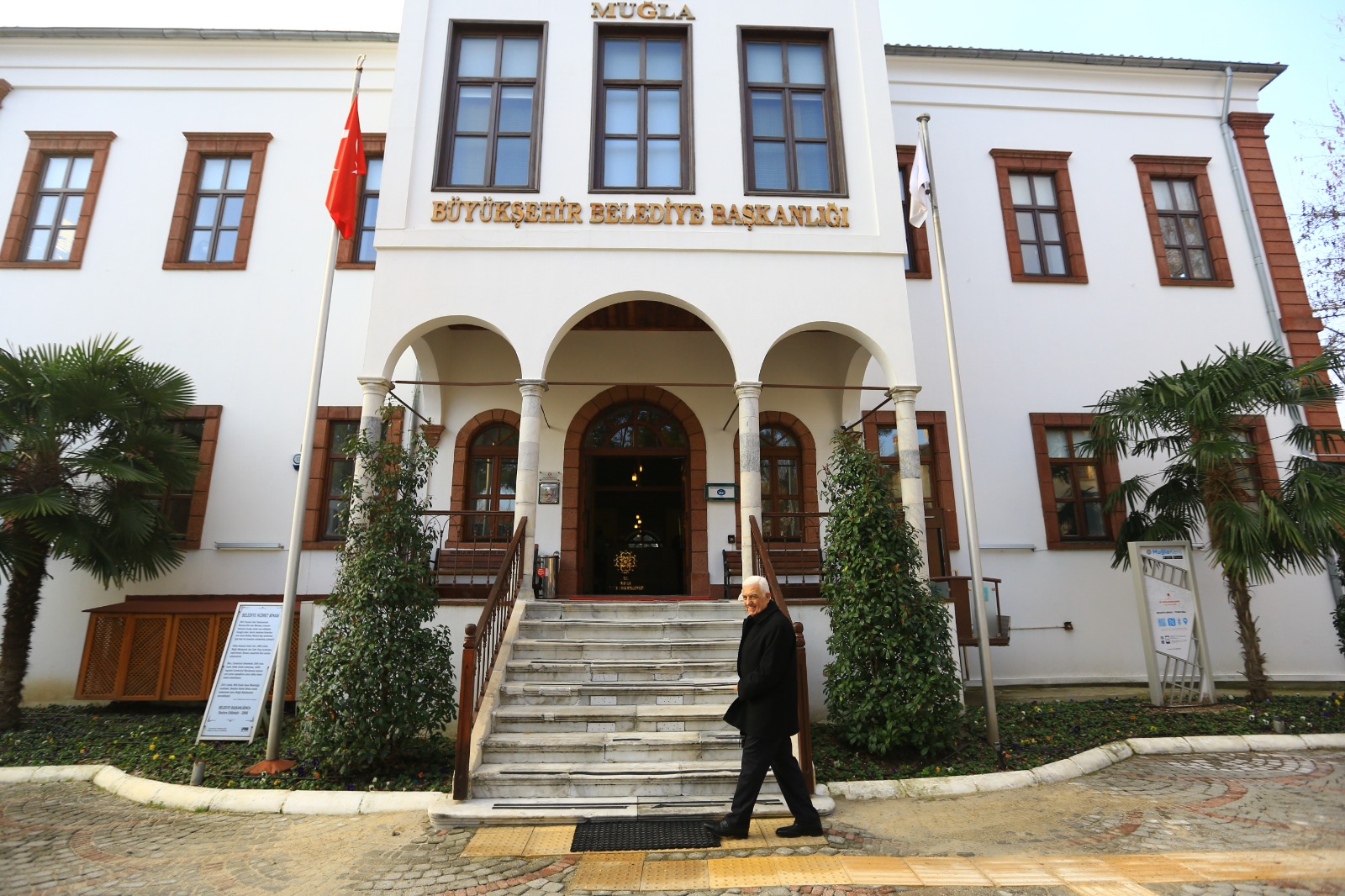 Koronavirüse nedeniyle evinde istirahat eden Muğla Büyükşehir Belediye Başkanı Dr.