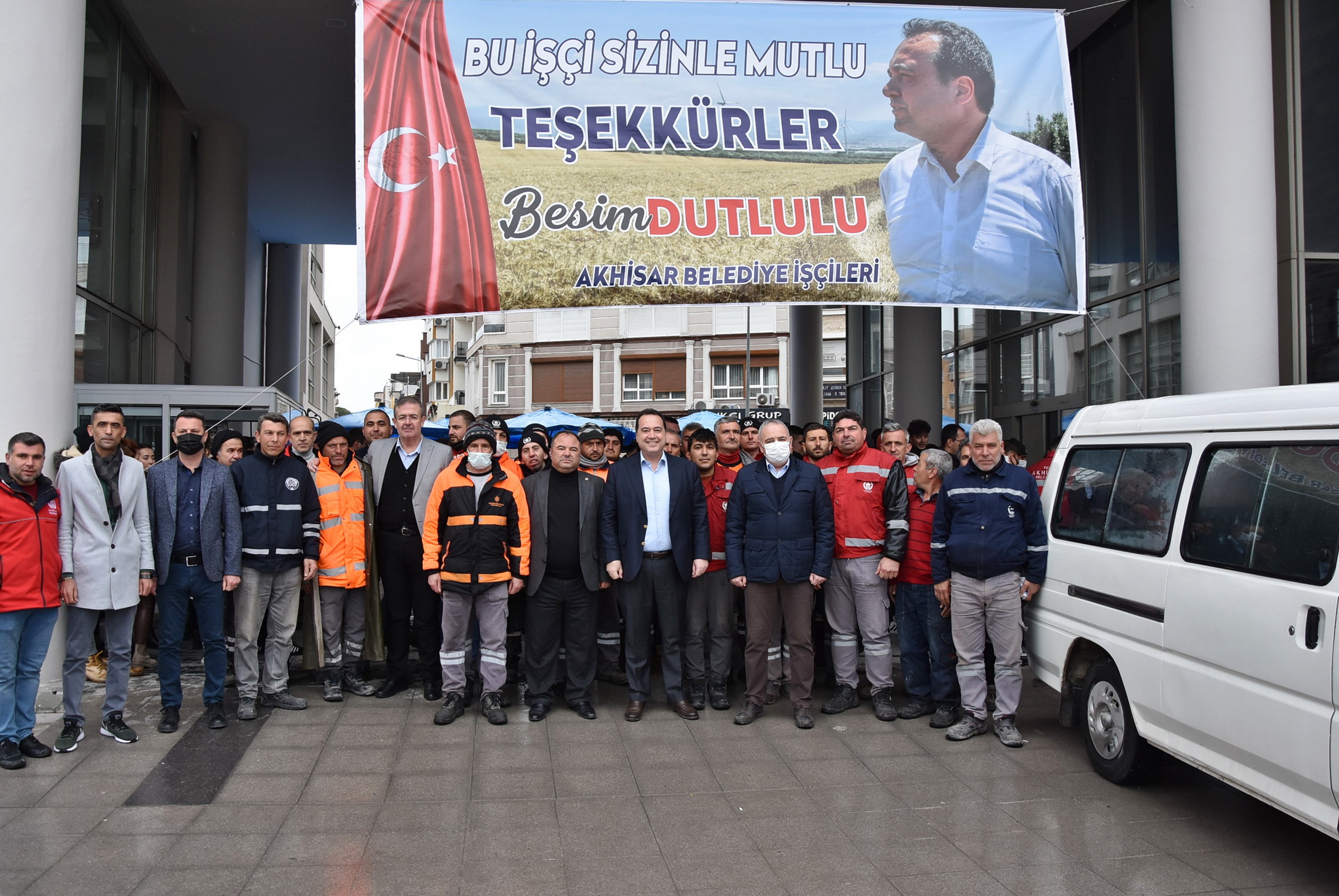 Belediye-İş sendikasına bağlı Akhisar Belediyesi’nde çalışan işçiler, Akhisar Belediye Başkanı