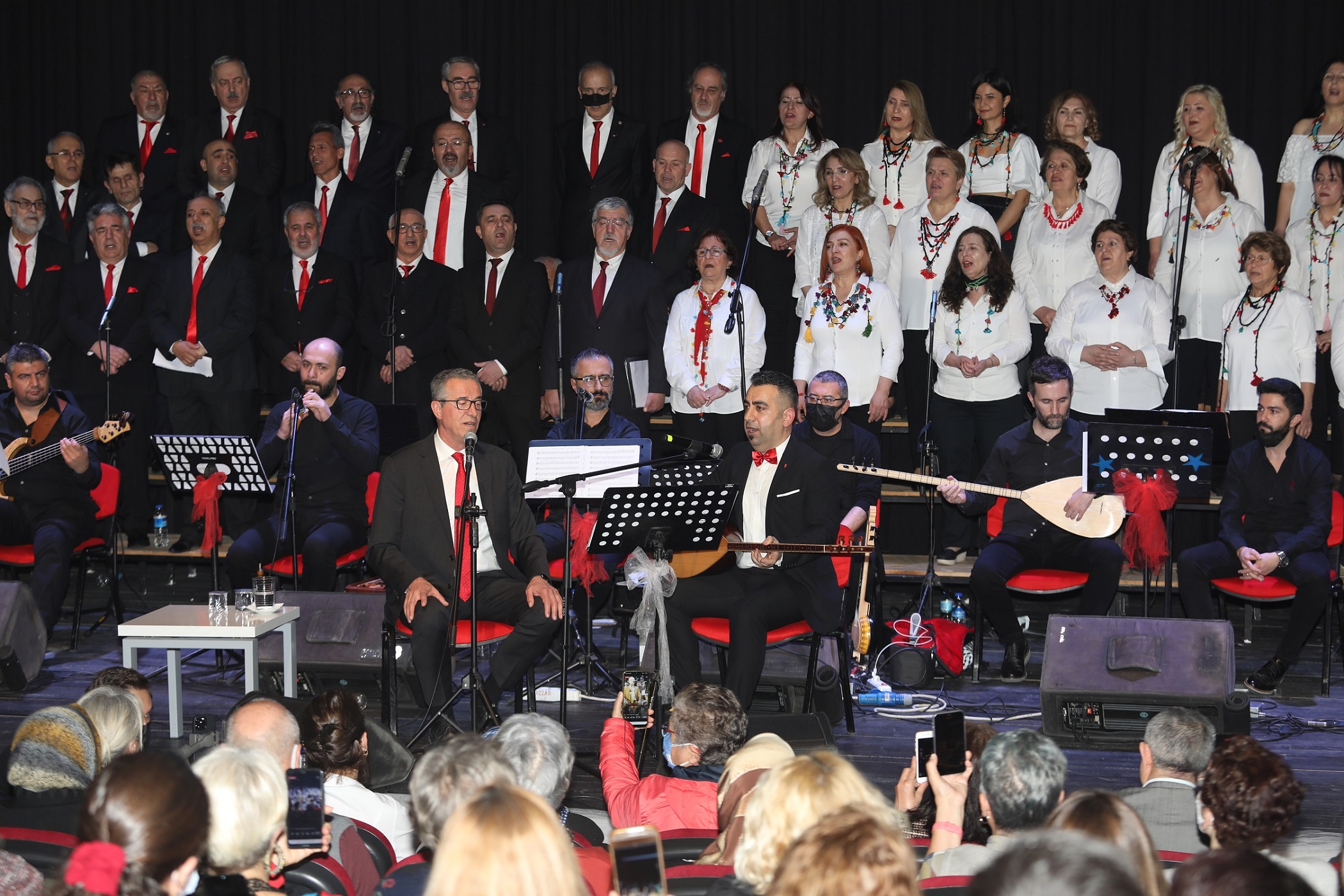 Ali Hikmet Gökçen yönetiminde sahneye çıkan Gaziemir Belediyesi Türk Halk