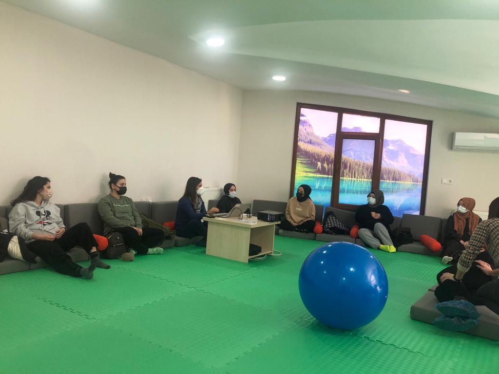 İzmit’te Gebe Eğitim Sınıfı ile anne adayları hamilelik sürecini daha kolay geçiriyor İzmit Belediyesi Kadın ve Aile Hizmetleri Müdürlüğü bünyesinde anne adaylarının