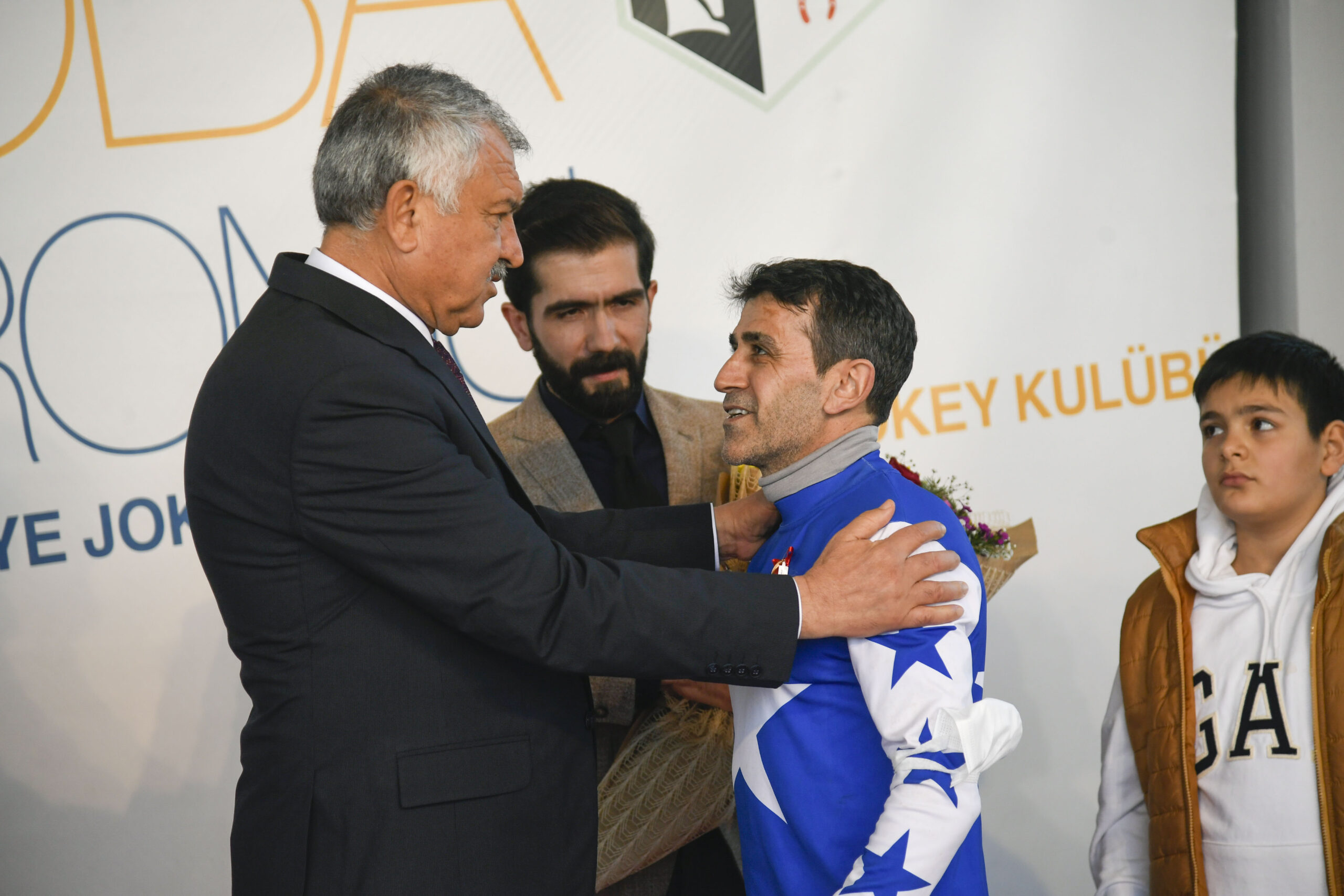 King Berkay’ın sahibi Murat Şen ve jokeyi Halis Karataş, kupa
