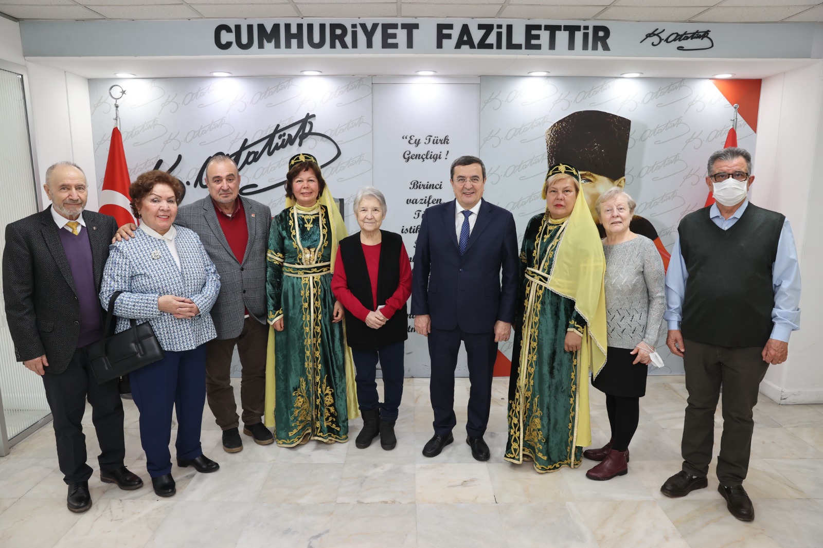 Başkan Batur, İzmir Kırım Türkleri Derneği yönetim kurulunu konuk ettiği