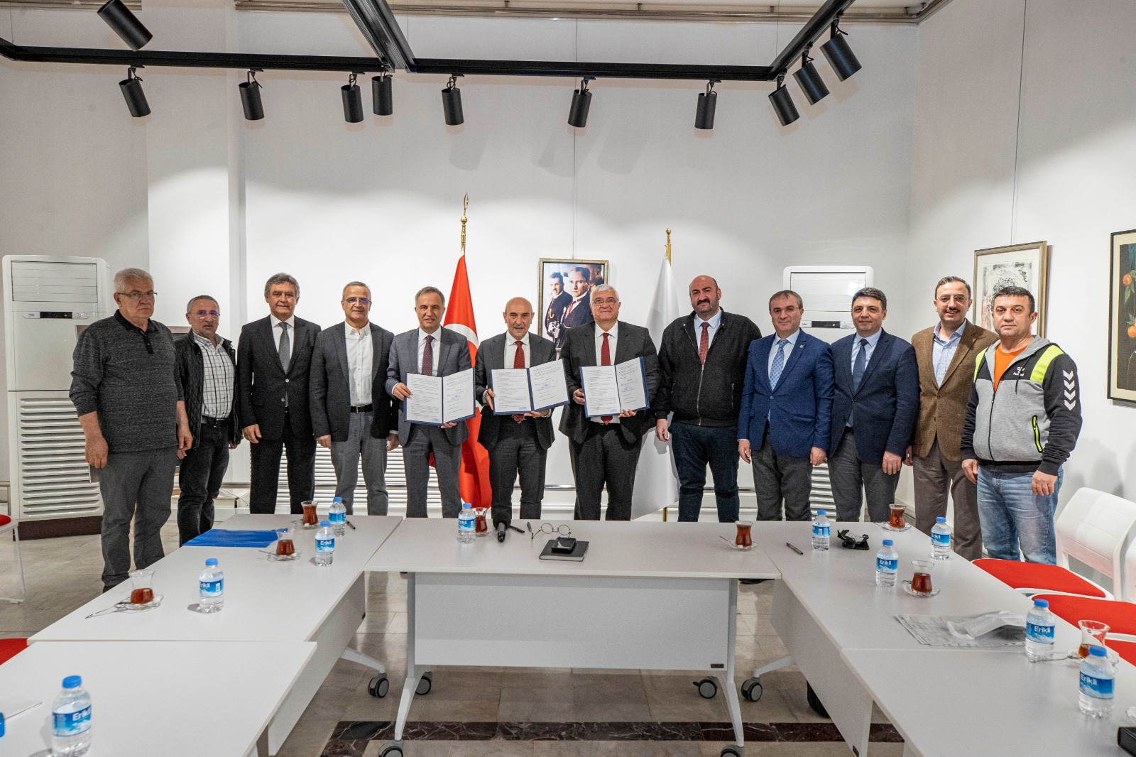 İzmir Büyükşehir Belediye Başkanı Tunç Soyer hem İzmirliye ucuz ve