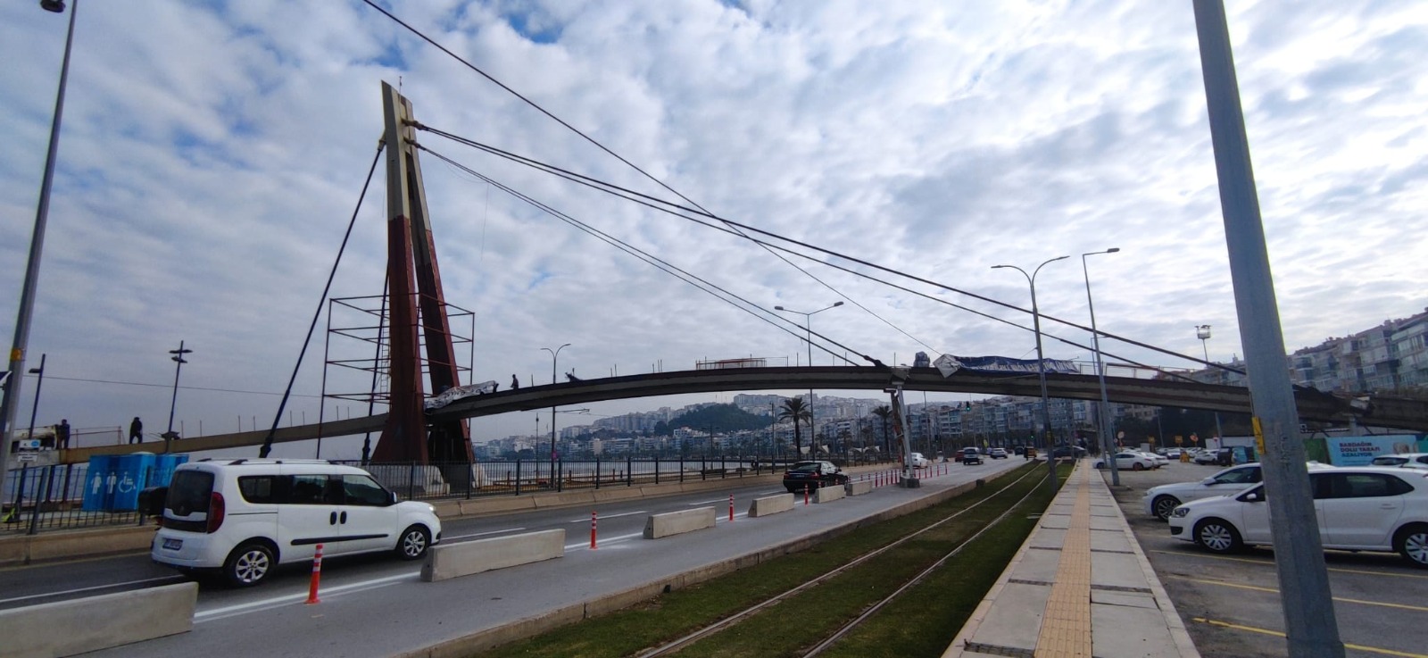 Mustafa Kemal Sahil Bulvarı’nın 300 metrelik bölümünde trafik akışı pazartesi normale dönüyor Göztepe Şehit Kerem Oğuz Erbay Yaya Üst Geçidi’ndeki yenileme çalışmaları