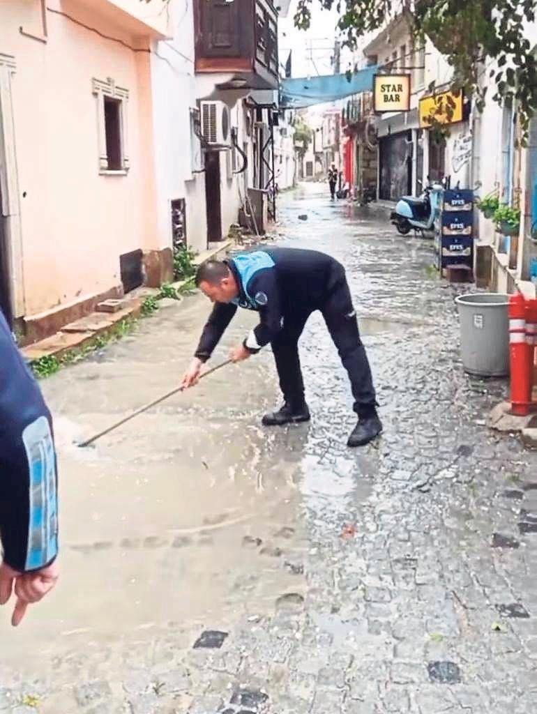 İzmir’in turistik ilçesi Çeşme’de altyapı yetersizliği yine isyan ettirdi. Dün bir