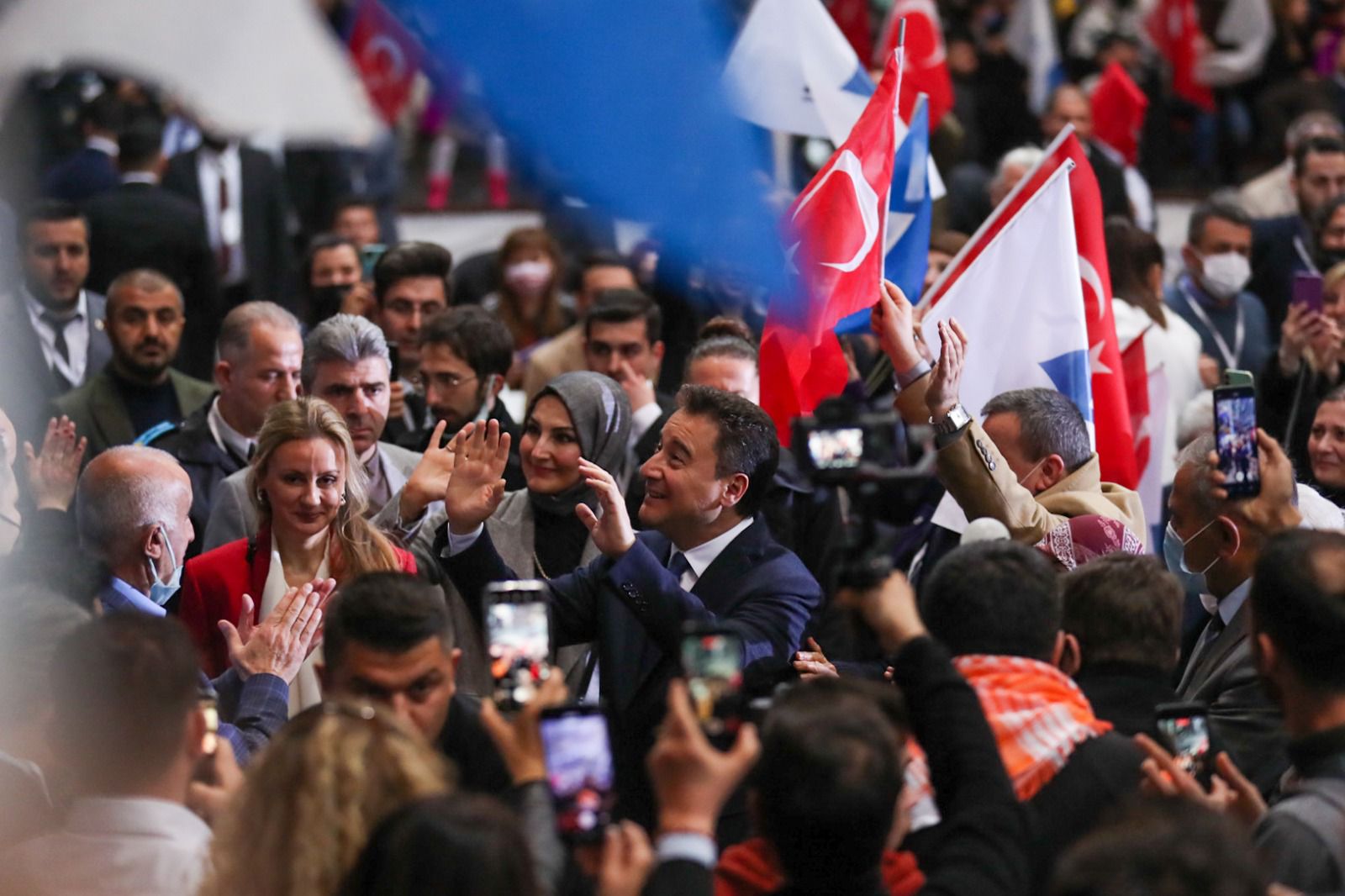 DEVA Partisi Genel Başkanı Ali Babacan, partisinin İzmir il kongresinde