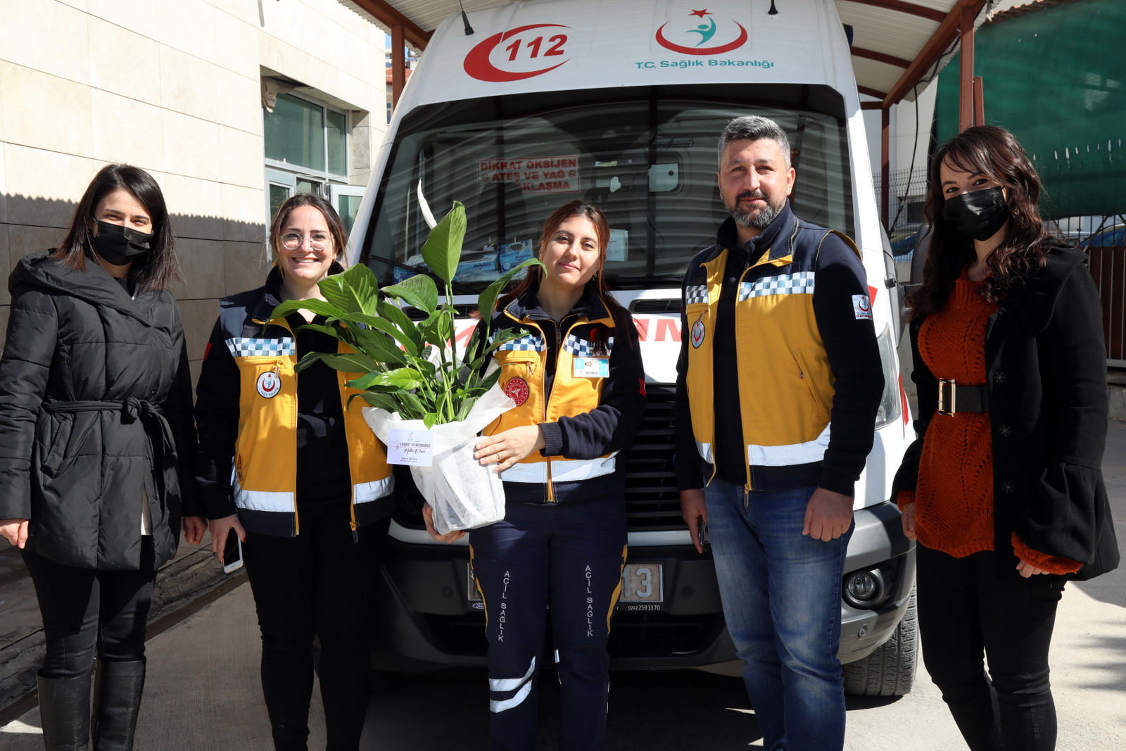 MANAVGAT’TA SAĞLIK ÇALIŞANLARINA ÇİÇEKLİ KUTLAMA Manavgat Belediye Başkanı Şükrü Sözen, 14 Mart Tıp Bayramı’nda sağlık
