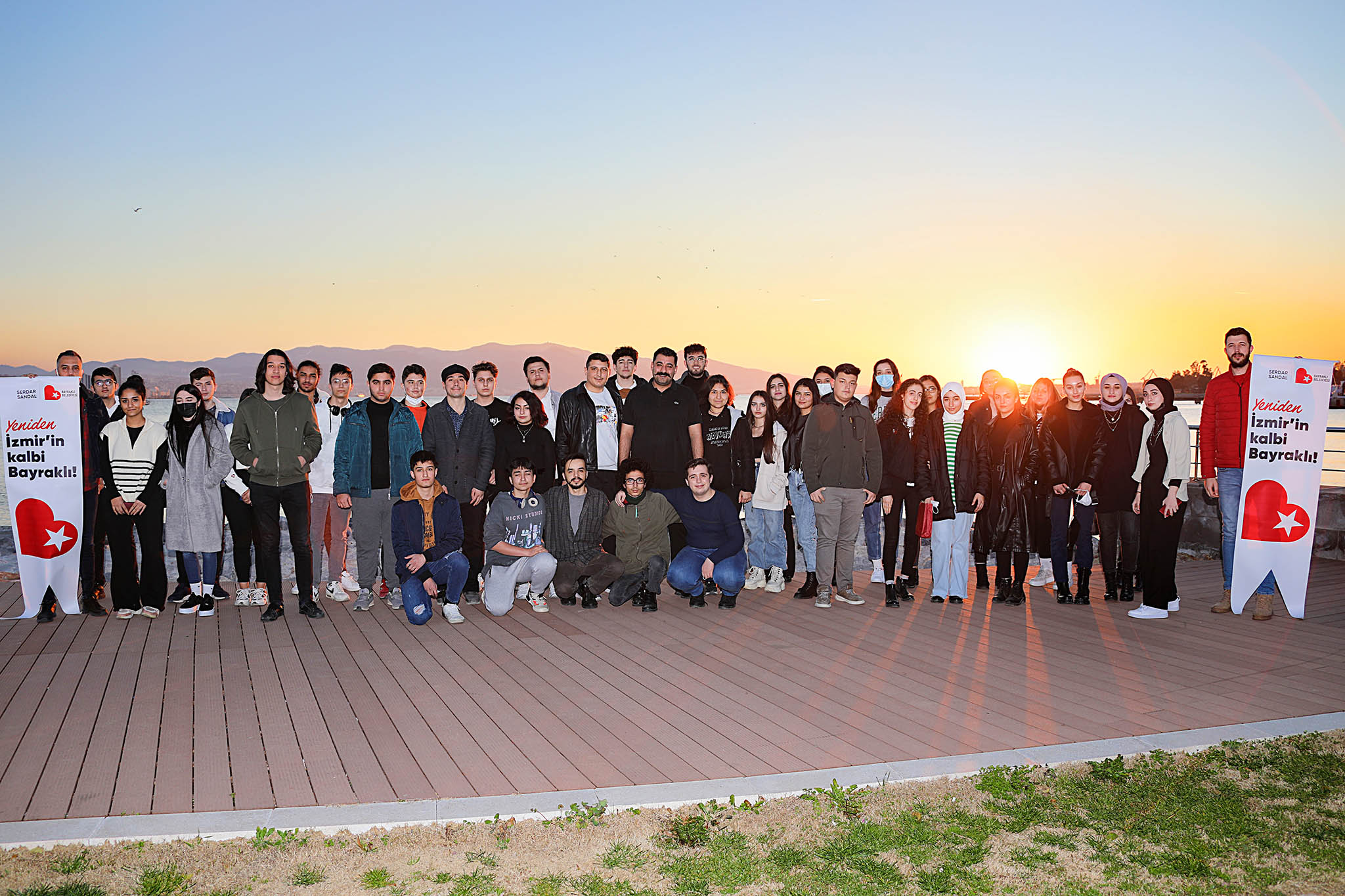 Çocuklar ve gençler Bayraklı için çalışıyor Dünya Çocuk ve Gençlik