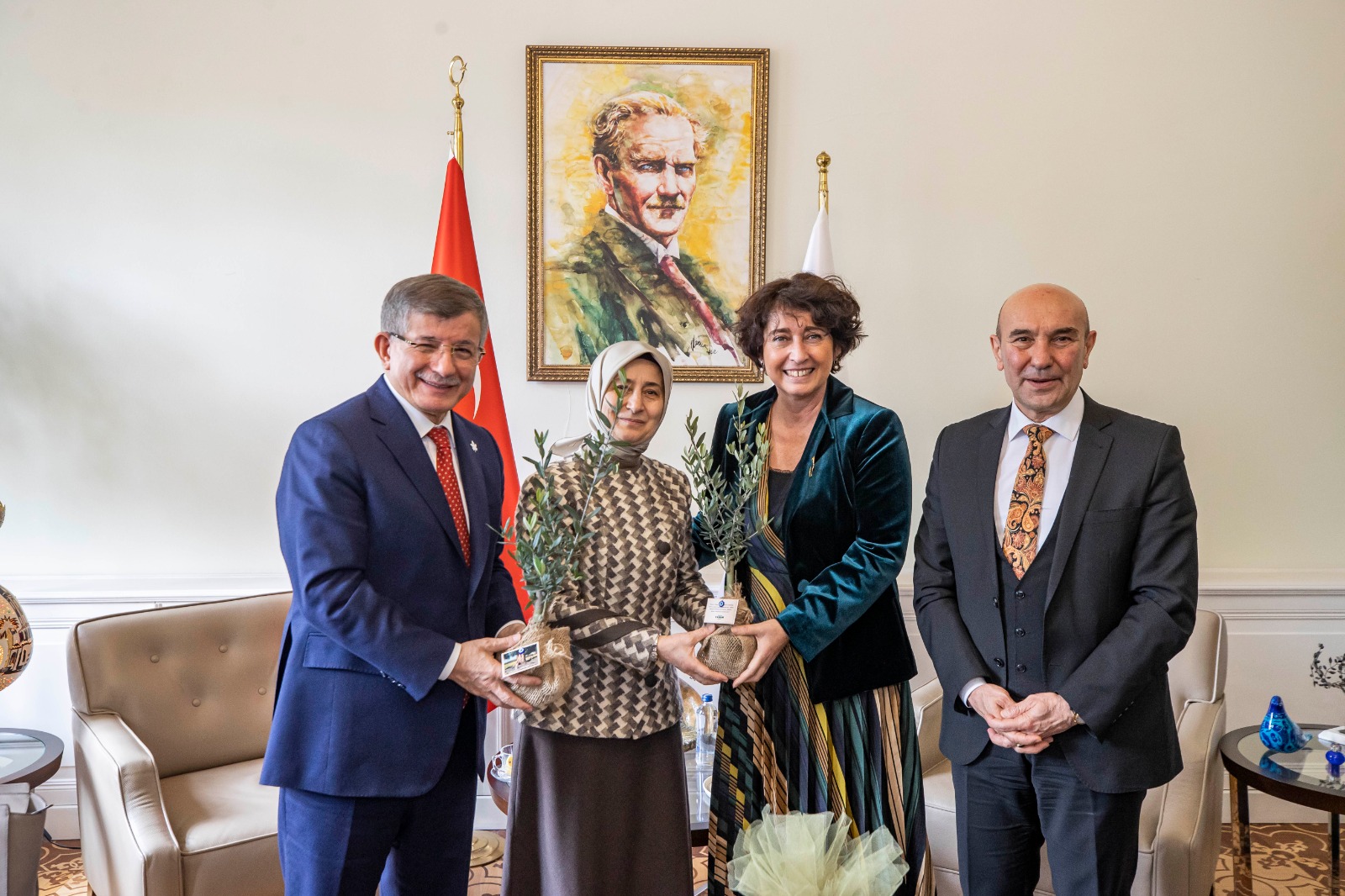 Gelecek Partisi Genel Başkanı Ahmet Davutoğlu, İzmir Büyükşehir Belediye Başkanı