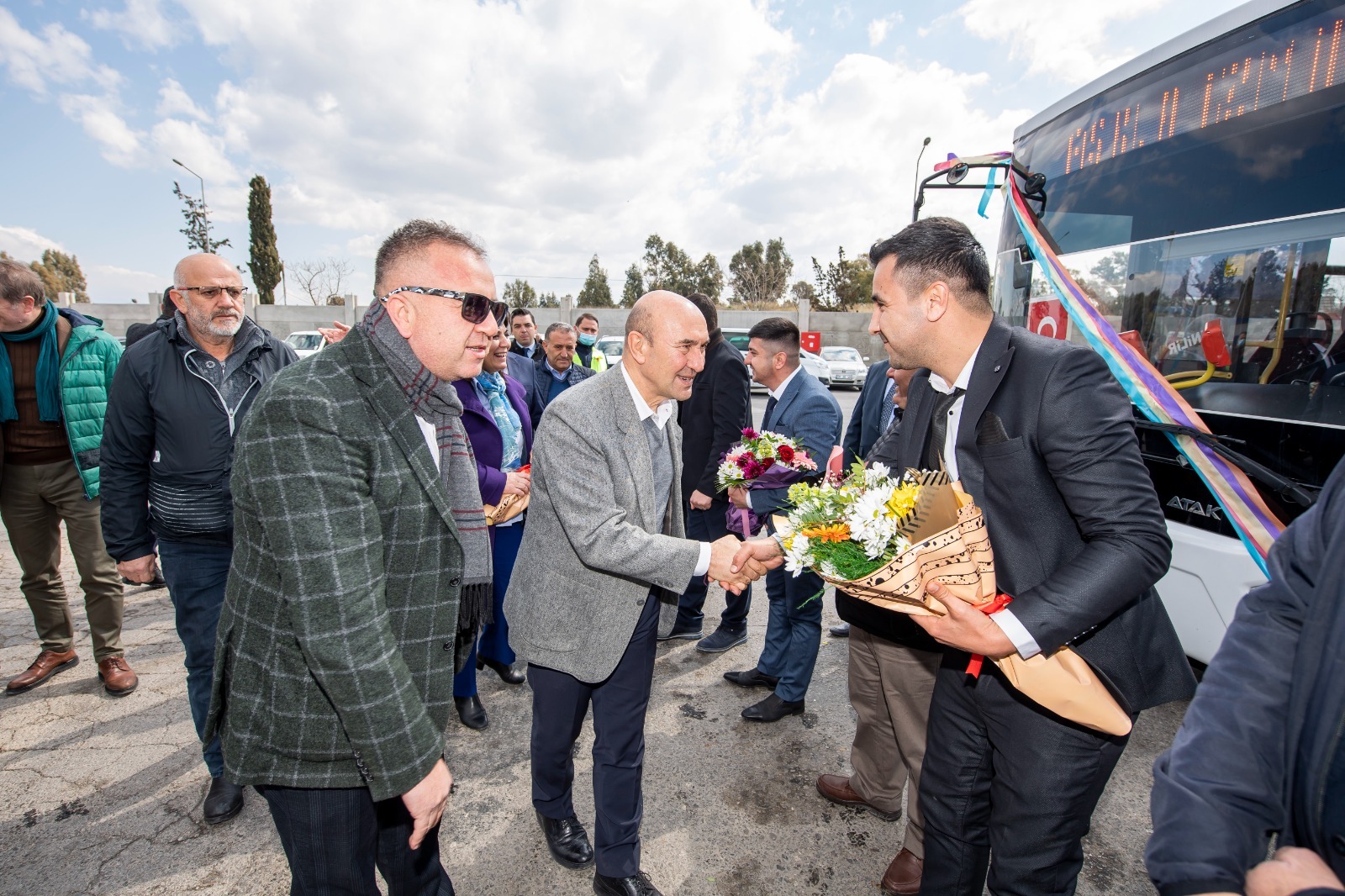 İzmir Büyükşehir Belediyesi’nin çevre ilçelerin toplu ulaşım ağına entegre edilmesi