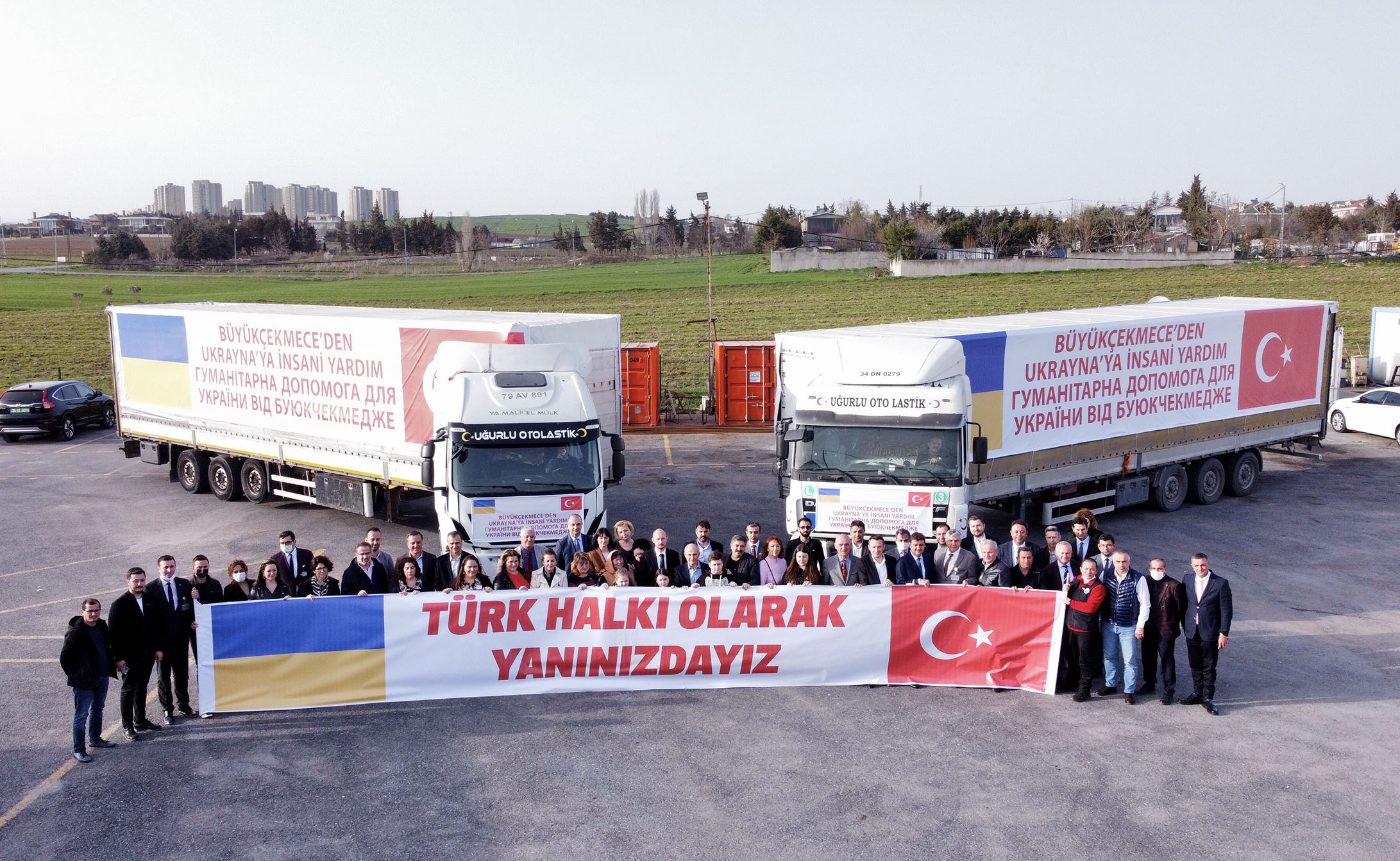 Büyükçekmece Belediyesi tarafından gönderilen 3 TIR dolusu insani yardım malzemesi