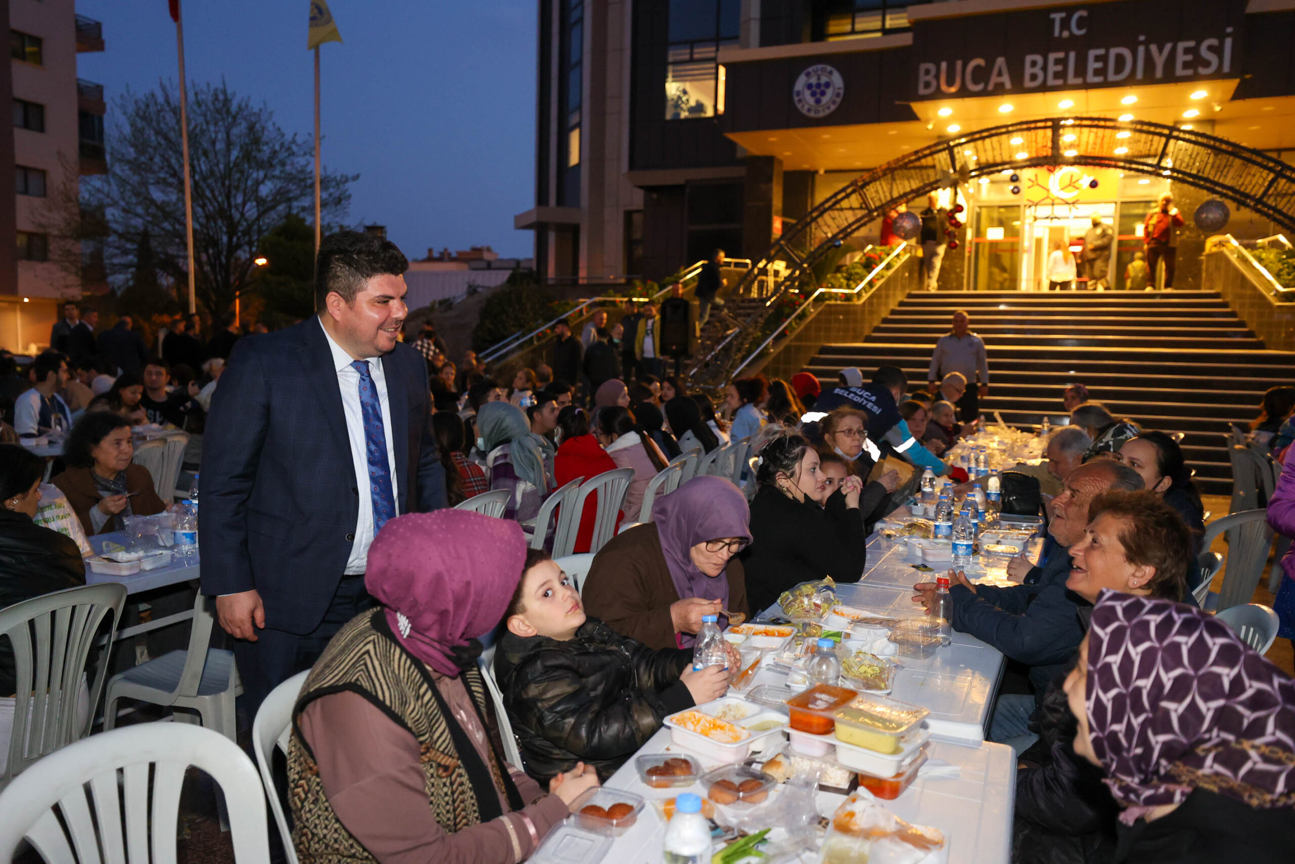 BUCA Belediyesi’nin verdiği iftar yemeği Bucalıları bir araya getirdi. Oruçlarını