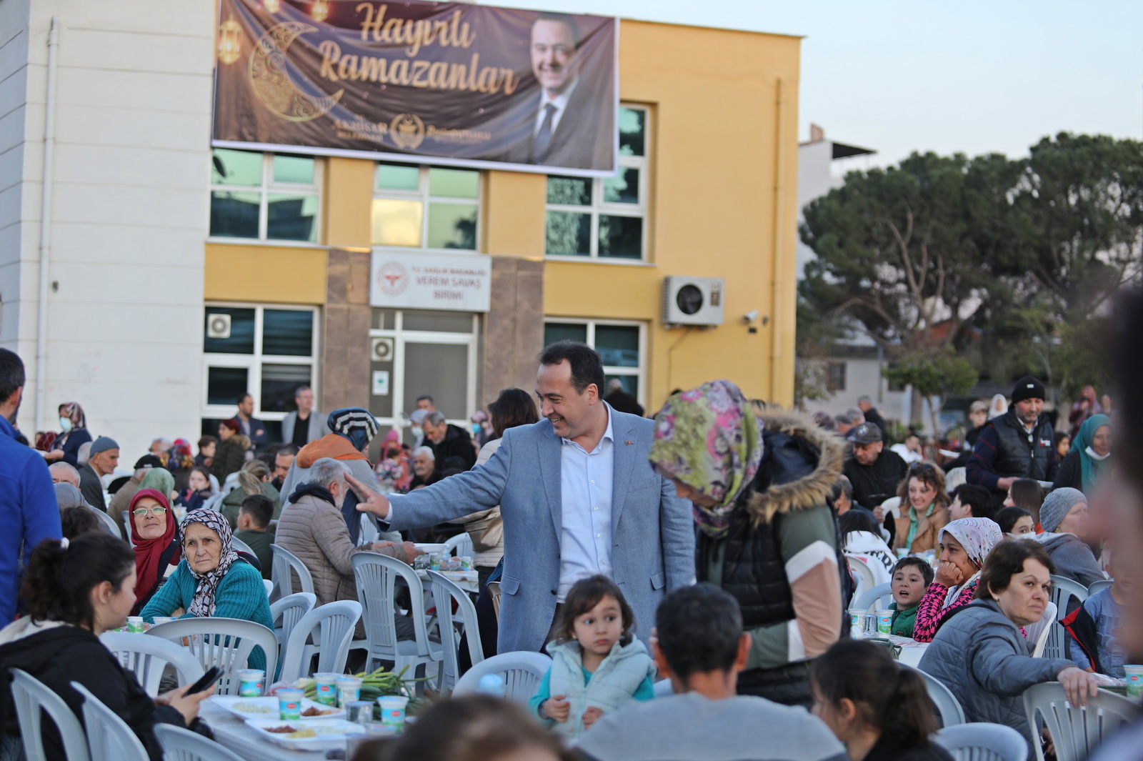 Akhisar Belediyesi tarafından farklı mahallelerde düzenlenen iftar sofralarının dünkü durağı