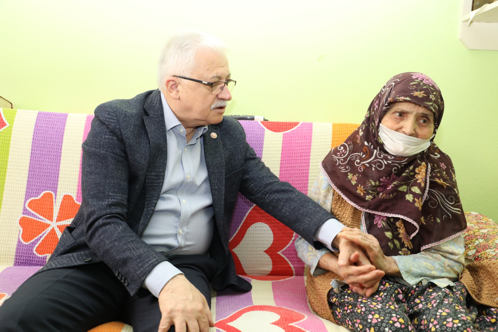 Burhaniye Belediyesi’nin kendine bakamayacak vatandaşlara destek olmak için sürdürdüğü “Yalnız