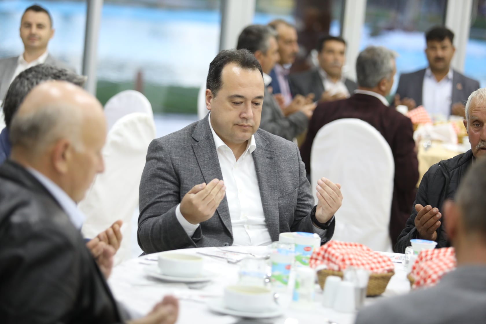 Akhisar Belediye Başkanı Besim Dutlulu Ramazan ayı dolayısıyla düzenlediği iftar