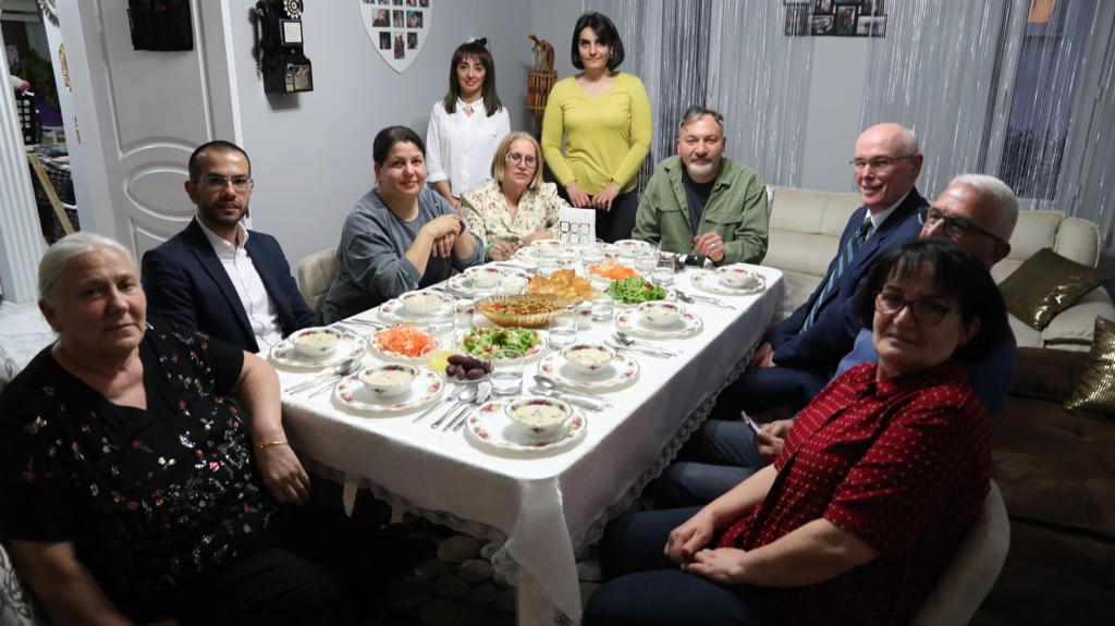 Odunpazarı Belediye Başkanı Kazım Kurt, iftarda Orhangazi Mahallesinde yaşayan Korur