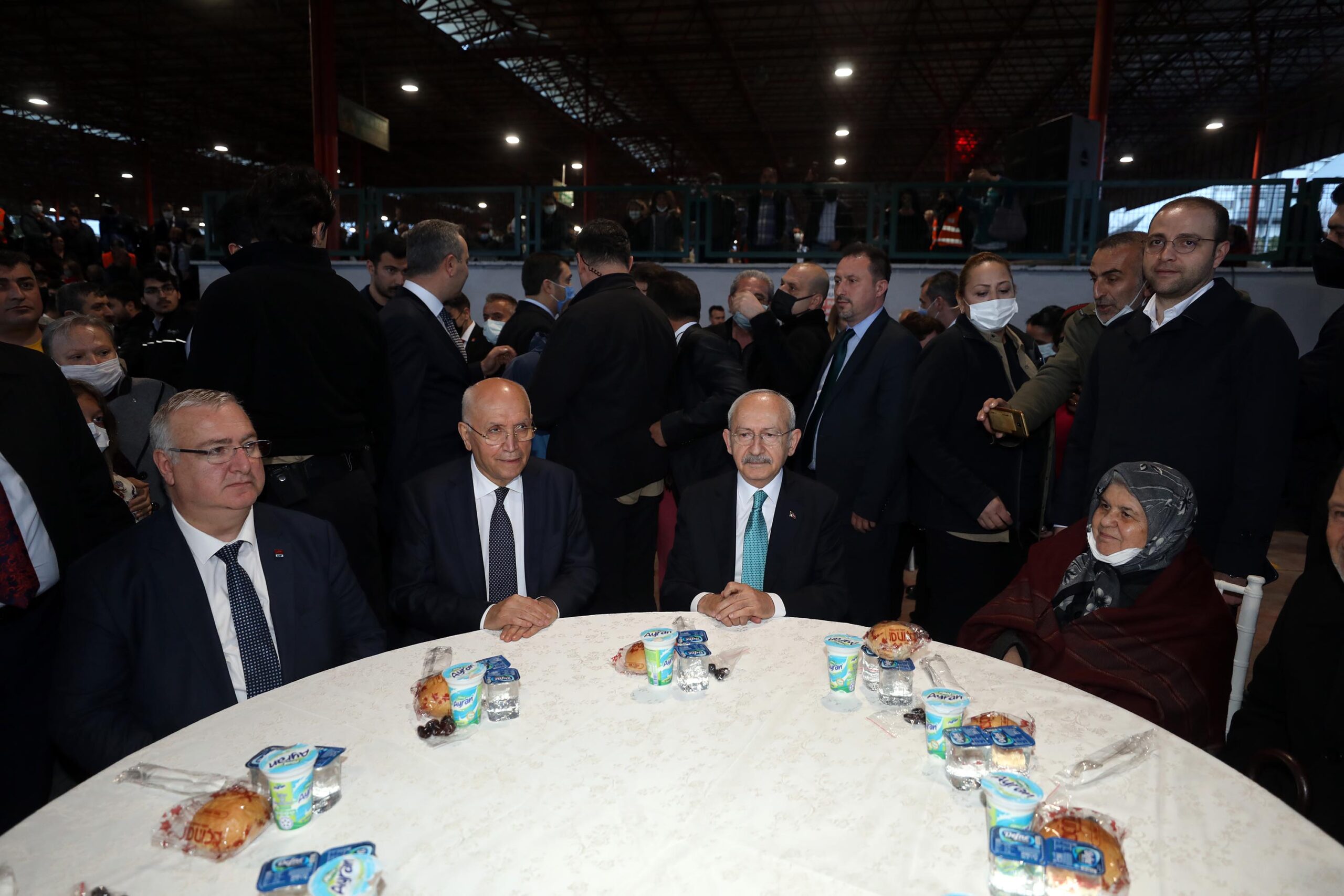 Yenimahalleliler mahalle iftarlarında buluşuyor *Kılıçdaroğlu, Yenimahallelilerle iftar yaptı Pandemi nedeniyle