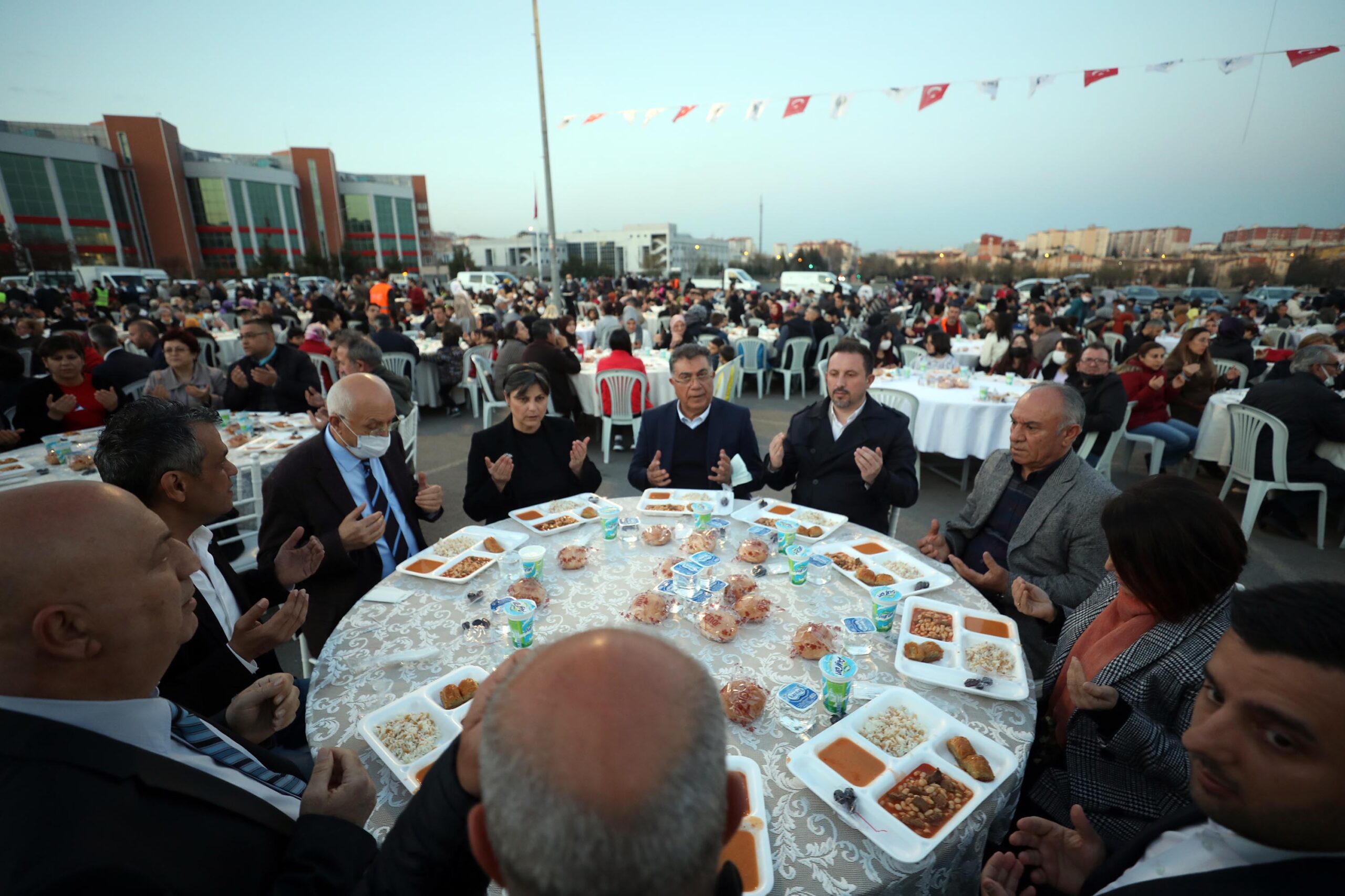 Yenimahalle Belediyesi, her gün farklı mahallelerde dev iftar sofrası kurarak