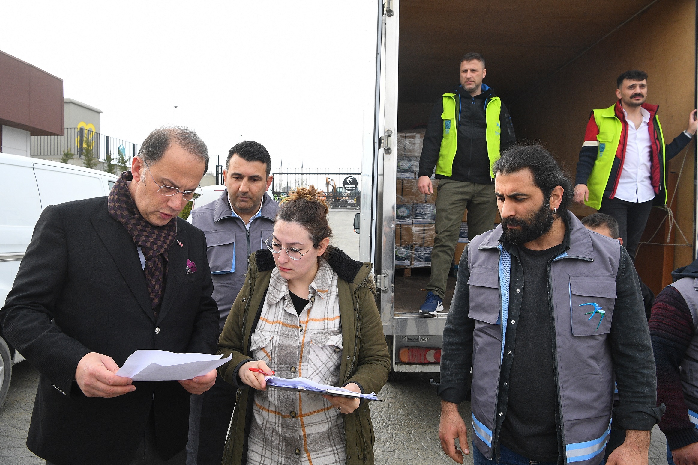BEYLİKDÜZÜ’NDE İHTİYAÇ SAHİBİ AİLELERE RAMAZAN KOLİSİ YARDIMI Beylikdüzü Belediyesi, Ramazan ayı dolayısıyla ilçede yaşayan ihtiyaç sahibi ailelere gıda