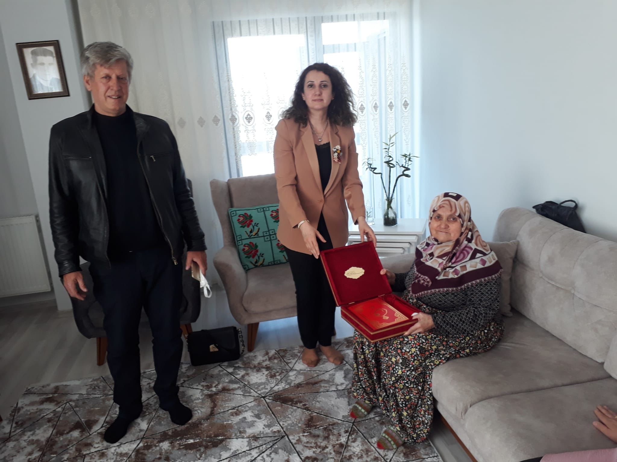 İzmit Belediyesi şehit ailelerini yalnız bırakmadı Şehitlerimizin anısını yaşatan birçok çalışmaya imza atan İzmit Belediyesi, 14-20