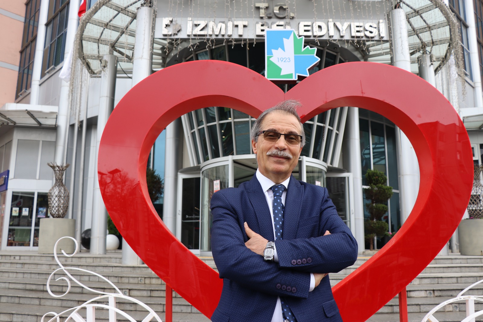 İzmit’i evlendiren adam; Fikri Sever emekli oldu İzmit Belediyesi Evlendirme Birimi Sorumlusu olarak görev yapan ve yaklaşık