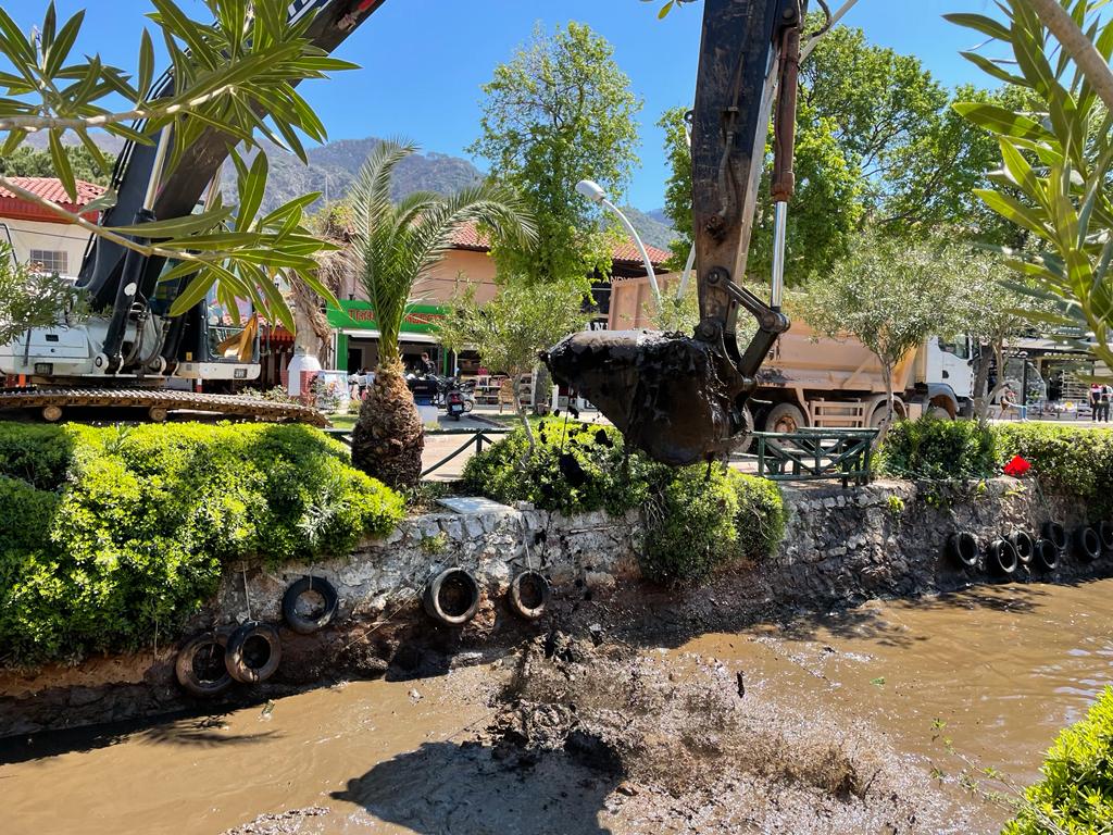 Muğla Büyükşehir Belediyesi MUSKİ Genel Müdürlüğü ekipleri Marmaris’te bulunan derelerden