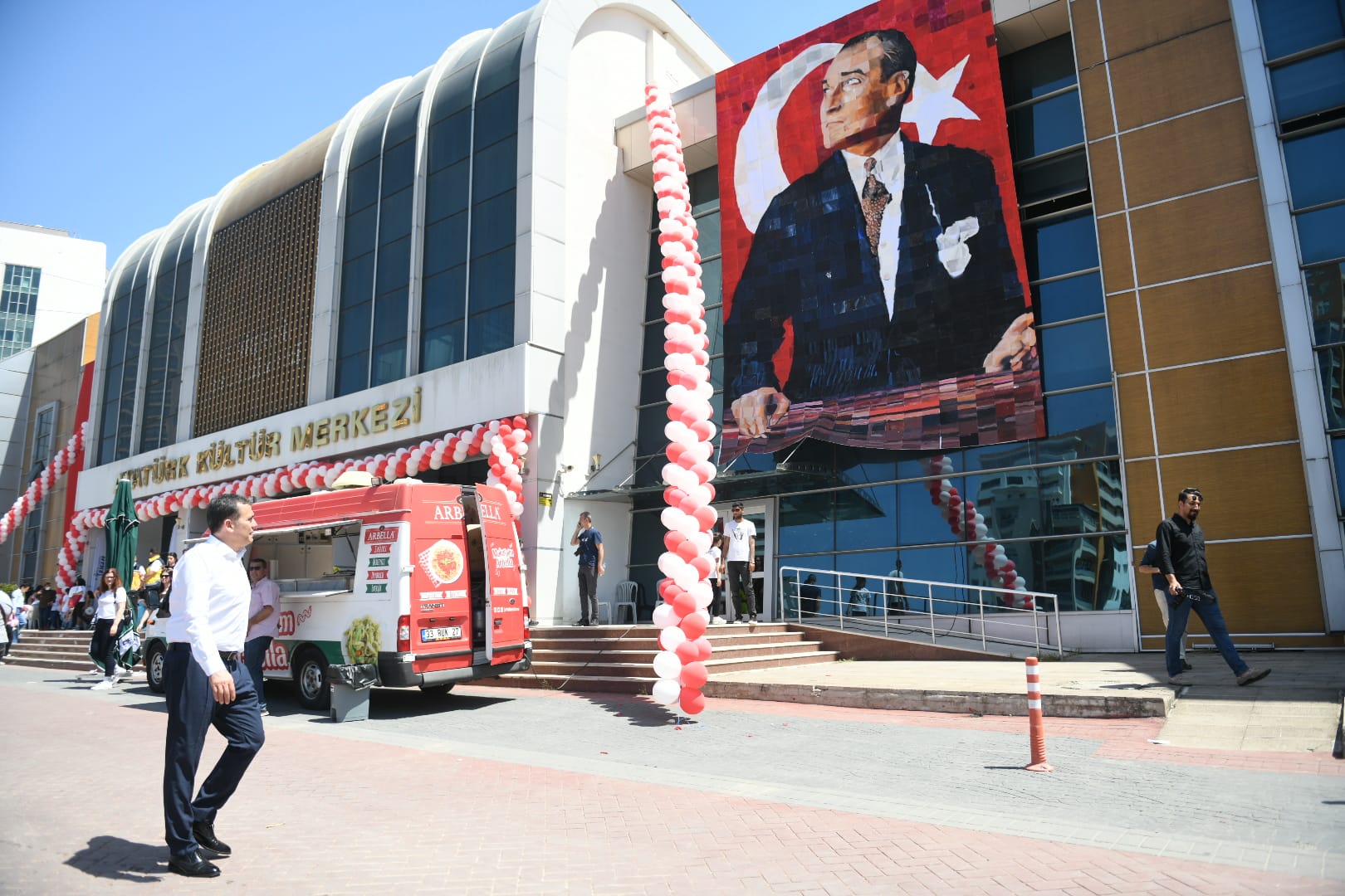Mersin Yenişehir Belediyesinin desteğiyle 1000 ilkokul öğrencisinin çizdiği 1000 parçadan