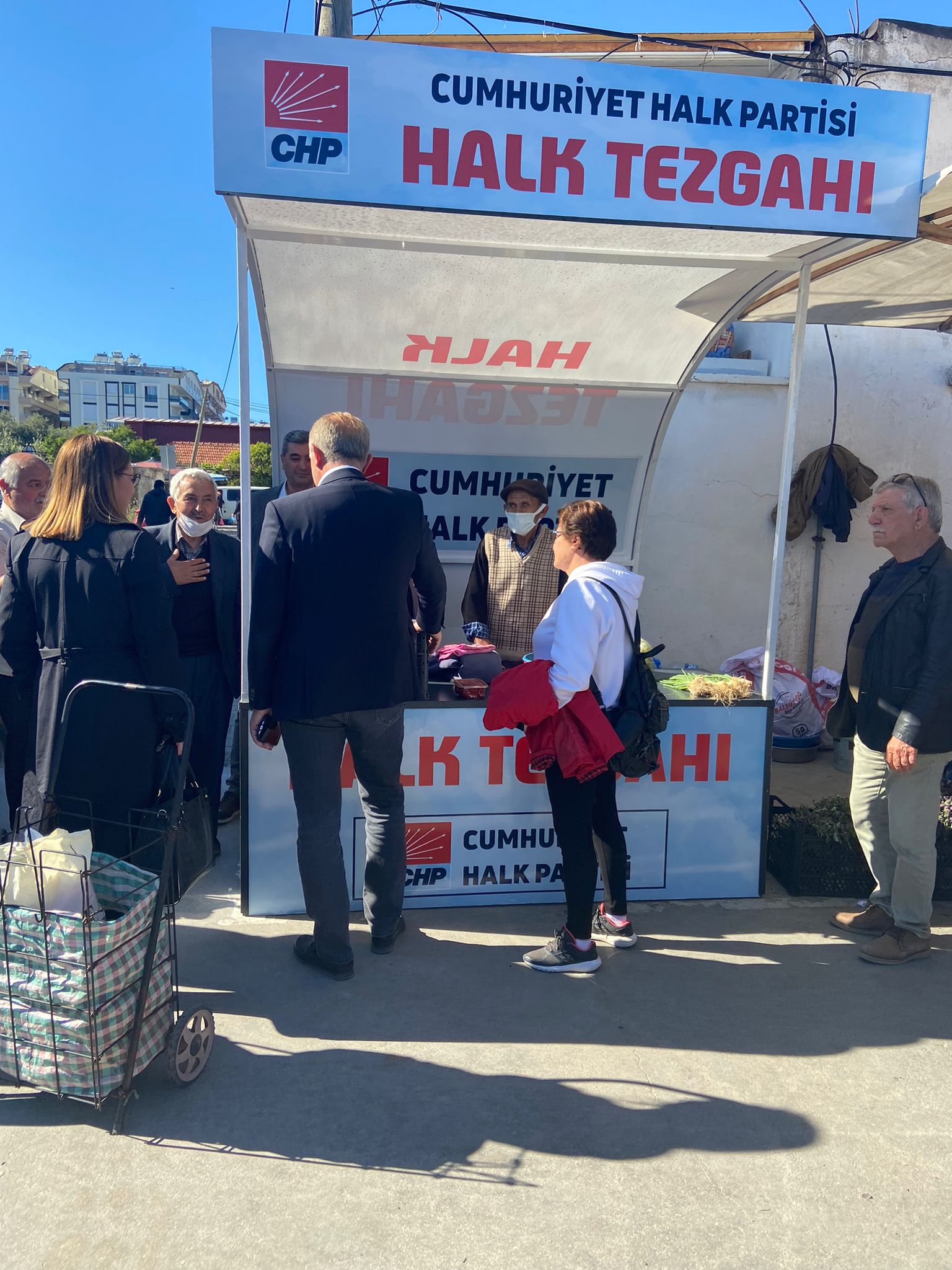 Didim Belediye Başkanı Ahmet Deniz Atabay, Çarşamba Pazar Alanı’nda vatandaşlar