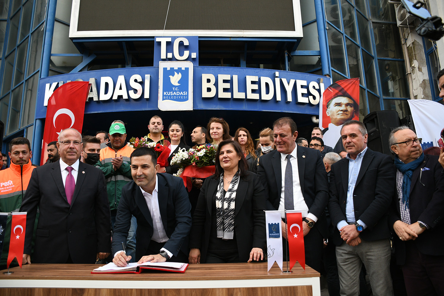 HALKIN BAŞKANLARI İŞÇİLERİYLE OMUZ OMUZA  Kuşadası Belediyesi’ne bağlı Personel A.Ş