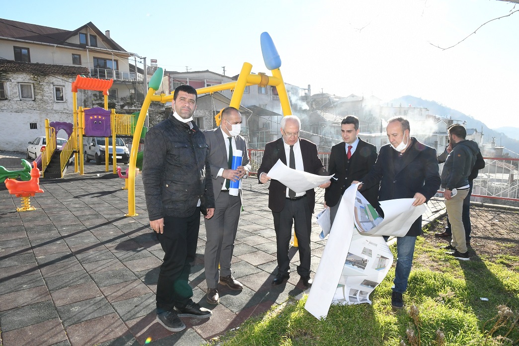 Karabağlar Belediyesi ekipleri, Kavacık Meydan Projesi kapsamında alanı düzenleme çalışmalarına