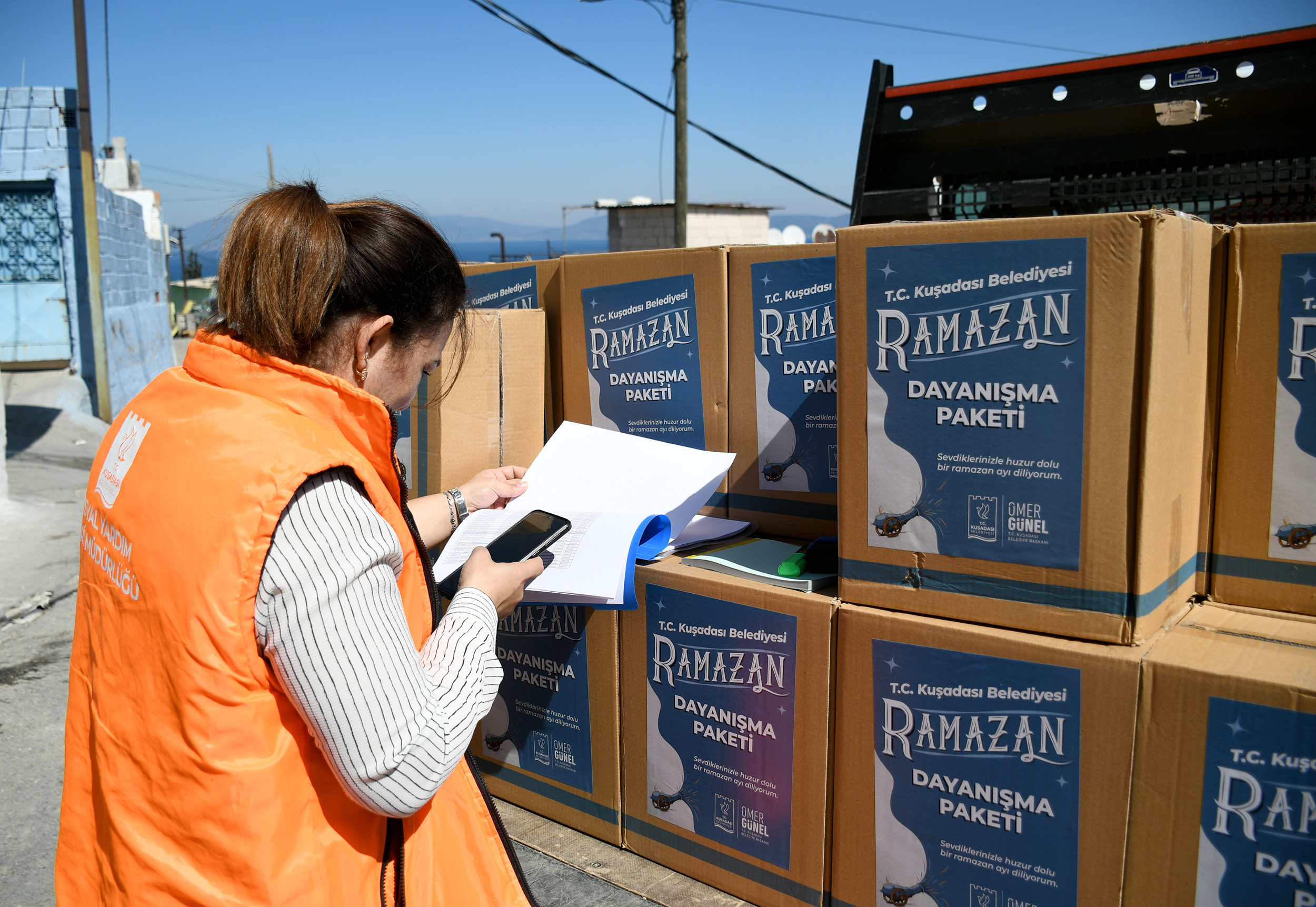 Kuşadası Belediyesi, Ramazan ayı dolayısıyla hazırladığı gıda yardım paketlerini, ihtiyaç