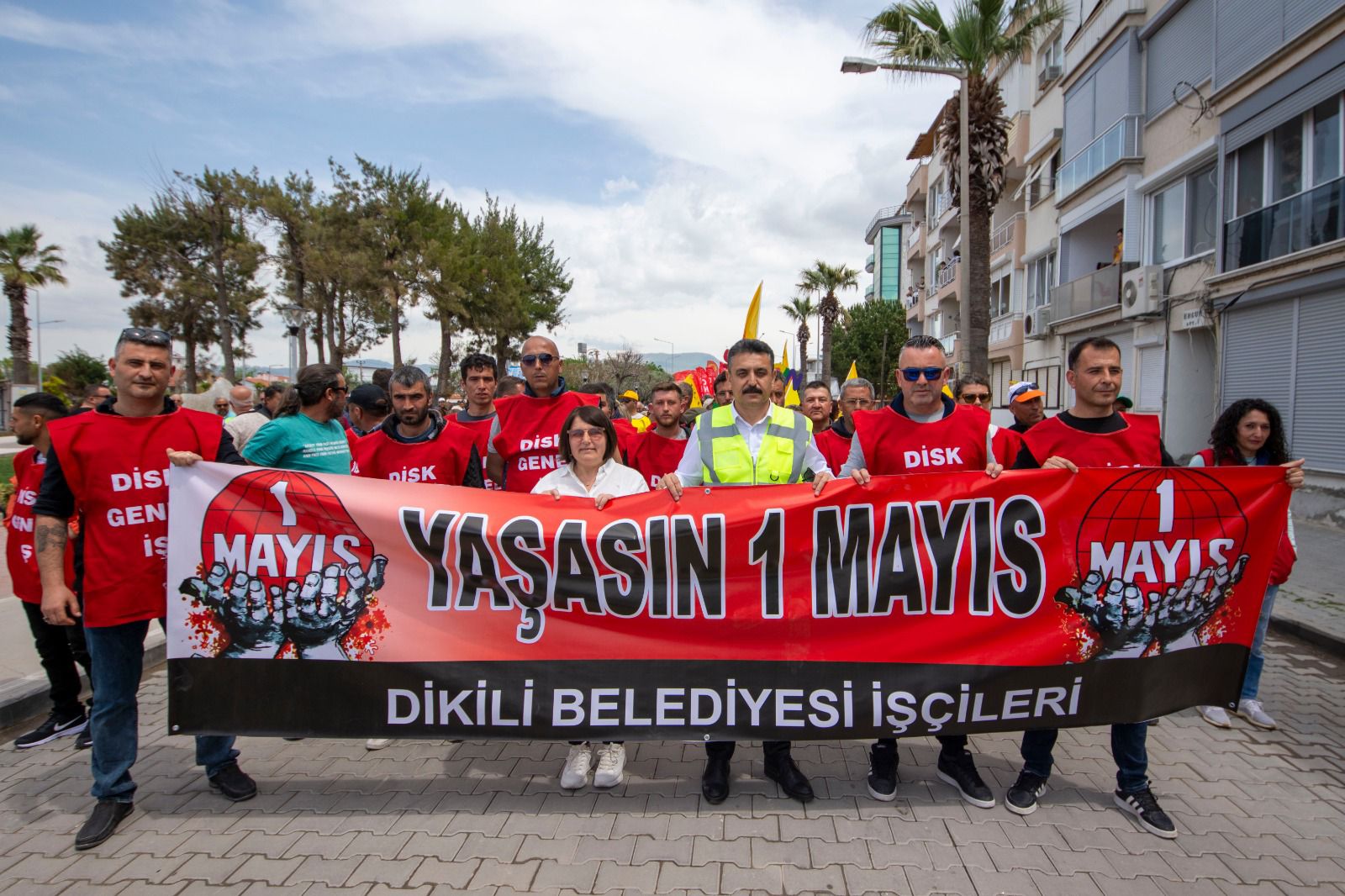 Emek ve alın terinin bayramı Dikili’de büyük bir coşku ile