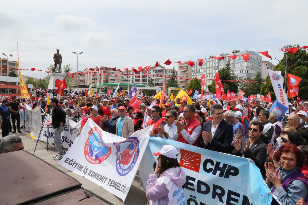 1 MAYIS İŞÇİ BAYRAMI’NDA SUAVİ KONSERİ Edremit’te 1 Mayıs İşçi