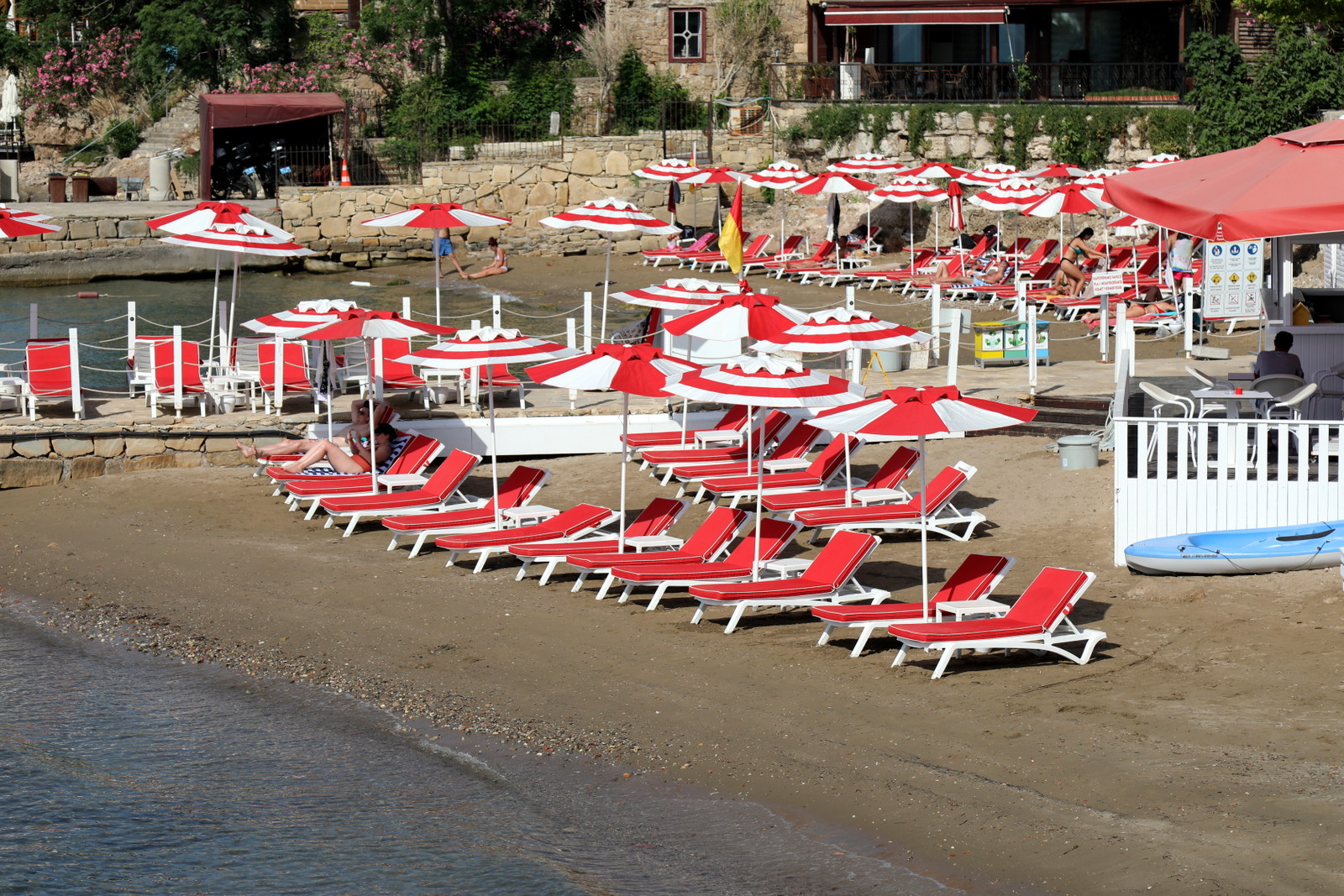 Manavgat Belediyesi’nin Antik Side sahillerinde hizmete açtığı Nar Beach 1
