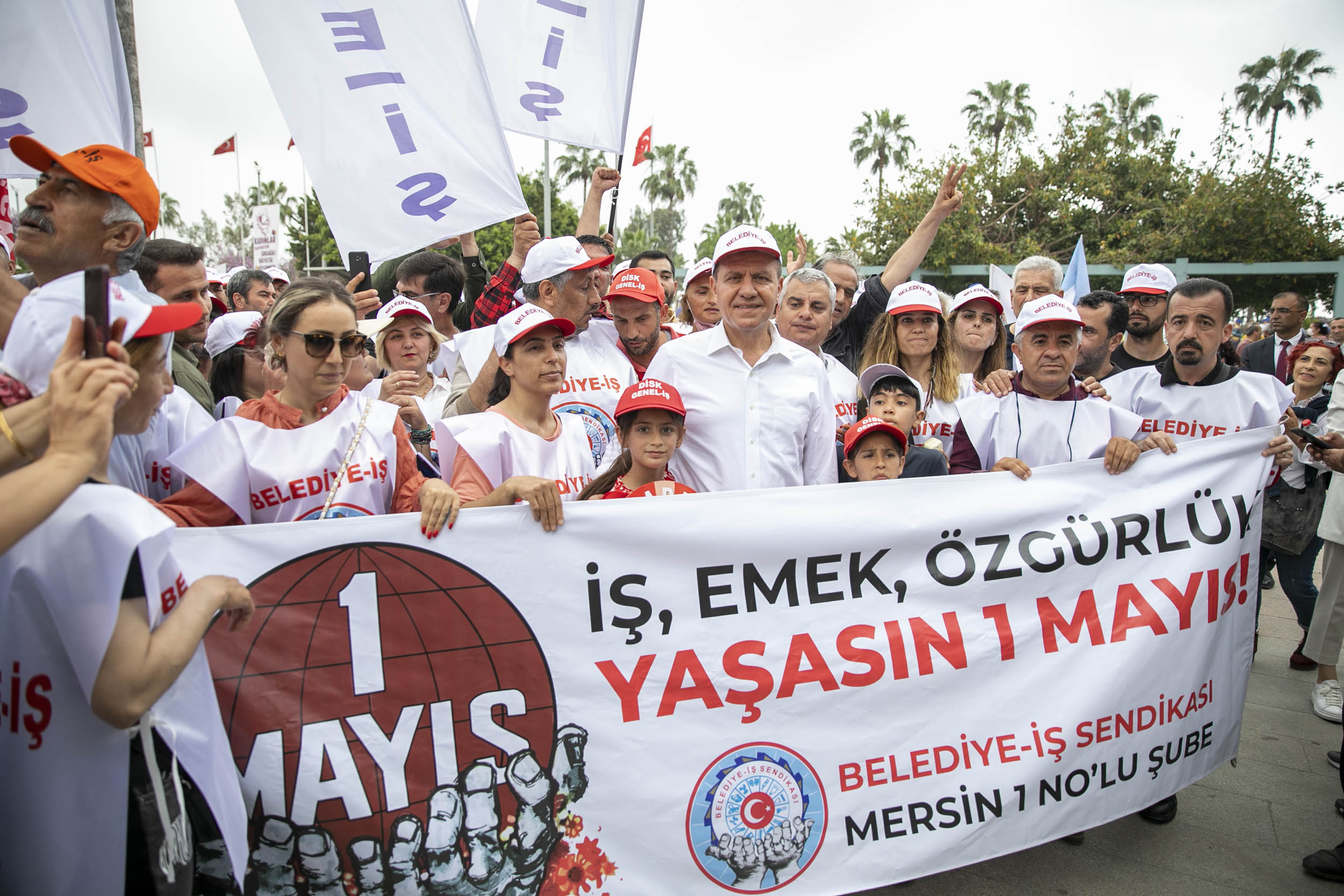 SEÇER: “BUGÜN; İŞ, EMEK, DEMOKRASİ, ADALET TALEPLERİNİN ÖZGÜRCE DİLE GETİRİLDİĞİ