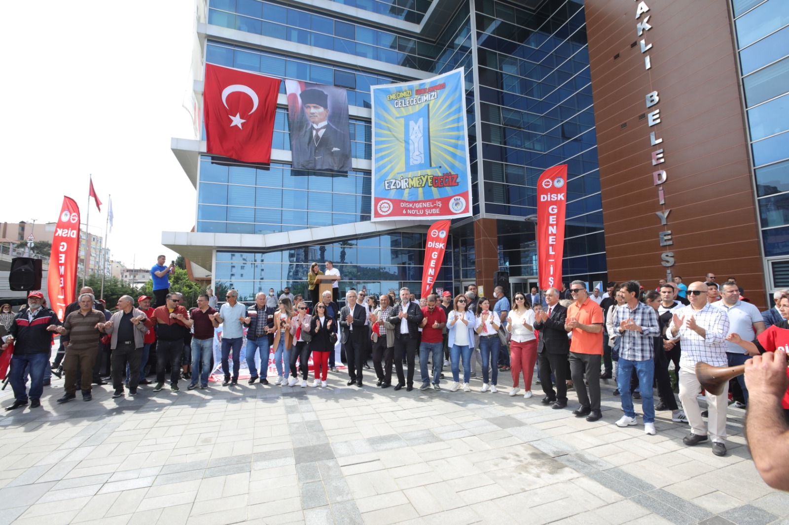 Bayraklı Belediye Başkanı Serdar Sandal, 1 Mayıs Emek ve Dayanışma