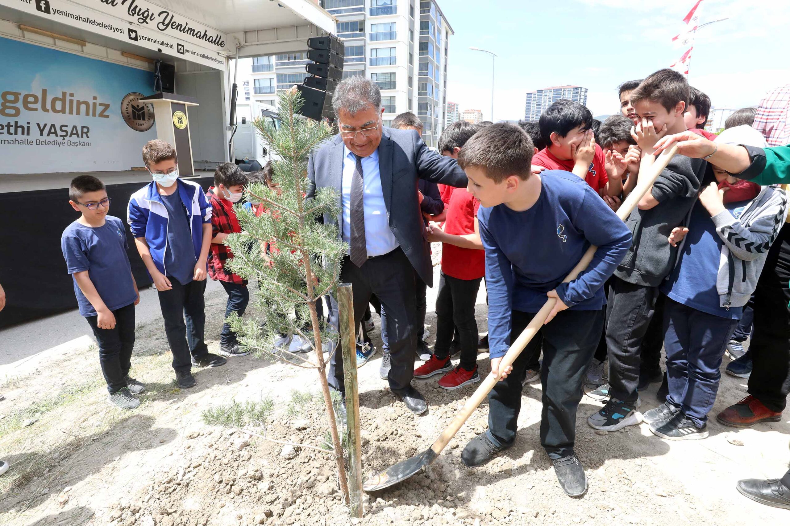 Turgut Özal Mahallesi’ne 200 çam ve sedir dikildi Yenimahalle Belediyesi’nin,
