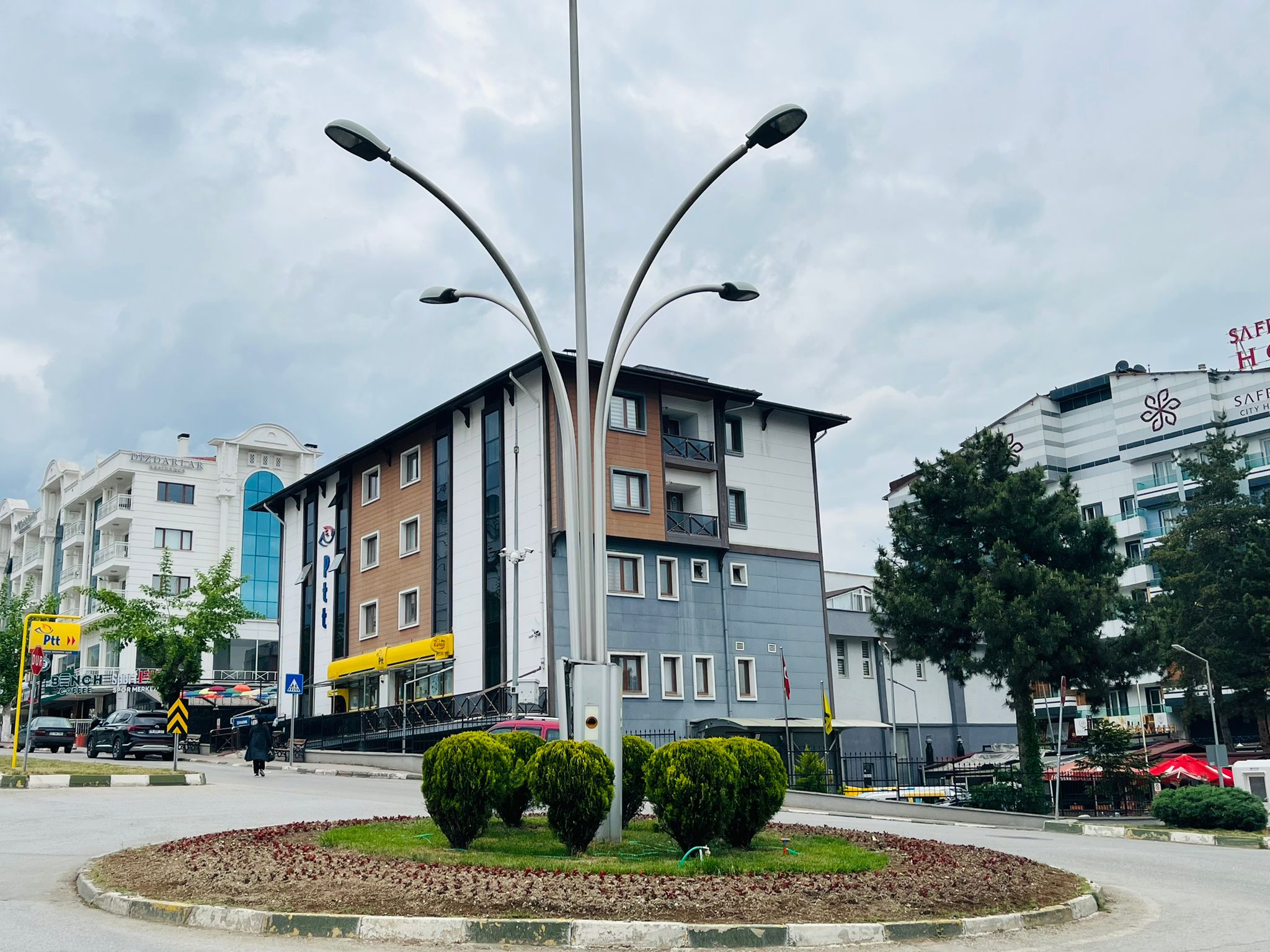Safranbolu Belediyesi Park ve Bahçeler Müdürlüğü ekipleri, ürettiği yazlık çiçekleri