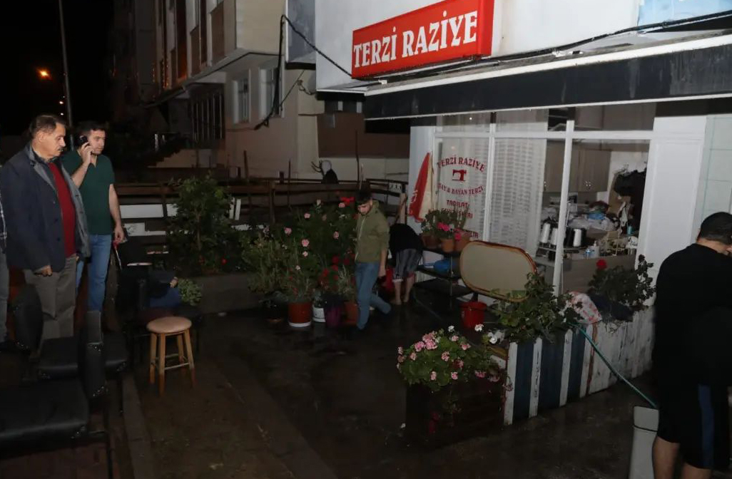 Atakum’da yaşanan sağanağın ardından bazı ev ve iş yerleri yağıştan